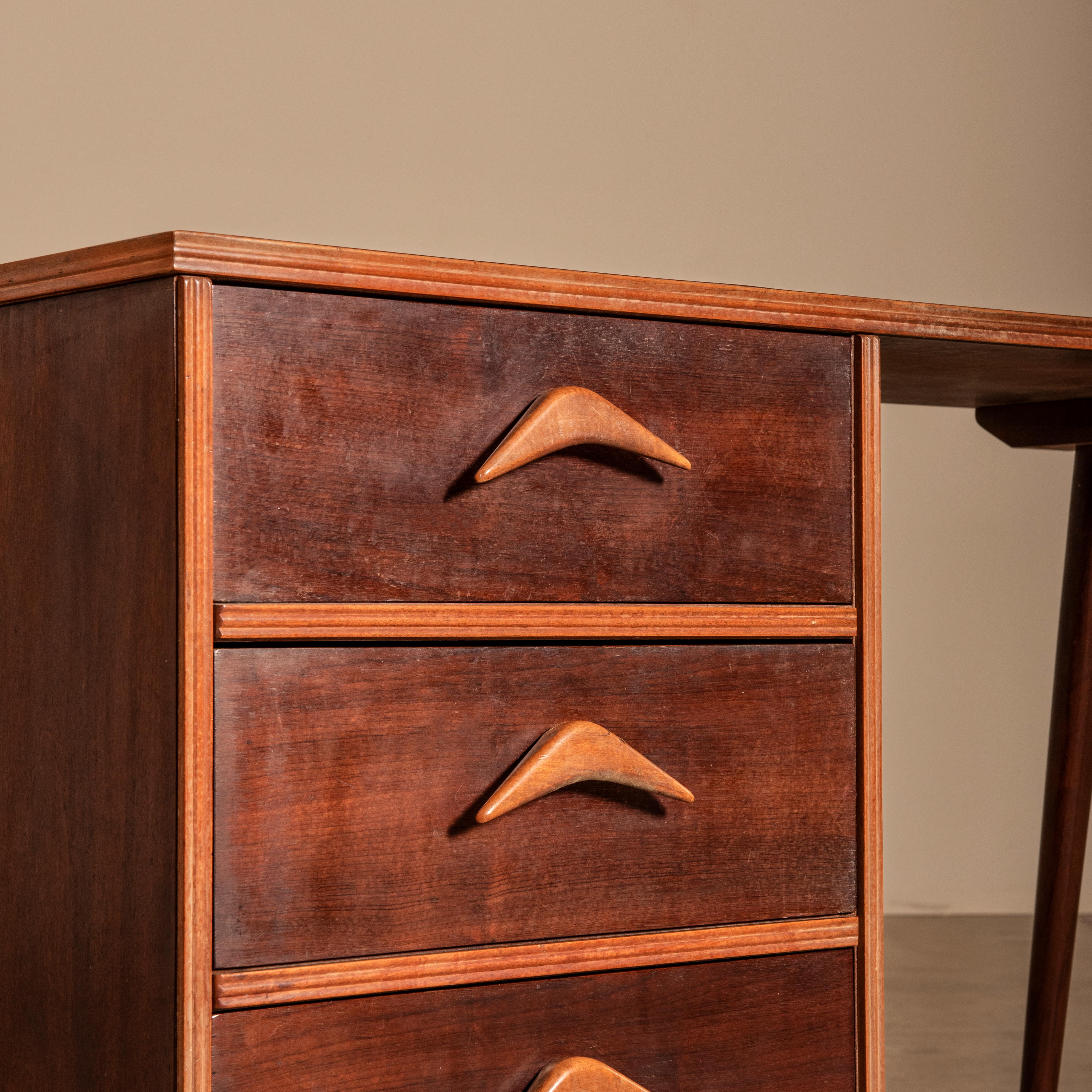 This exquisite chest of dressing table was expertly crafted in the 1950s by the esteemed Brazilian manufacturer, Móveis Cimo. Renowned for their meticulous attention to detail and exceptional artistry, Móveis Cimo delivers a piece that transcends