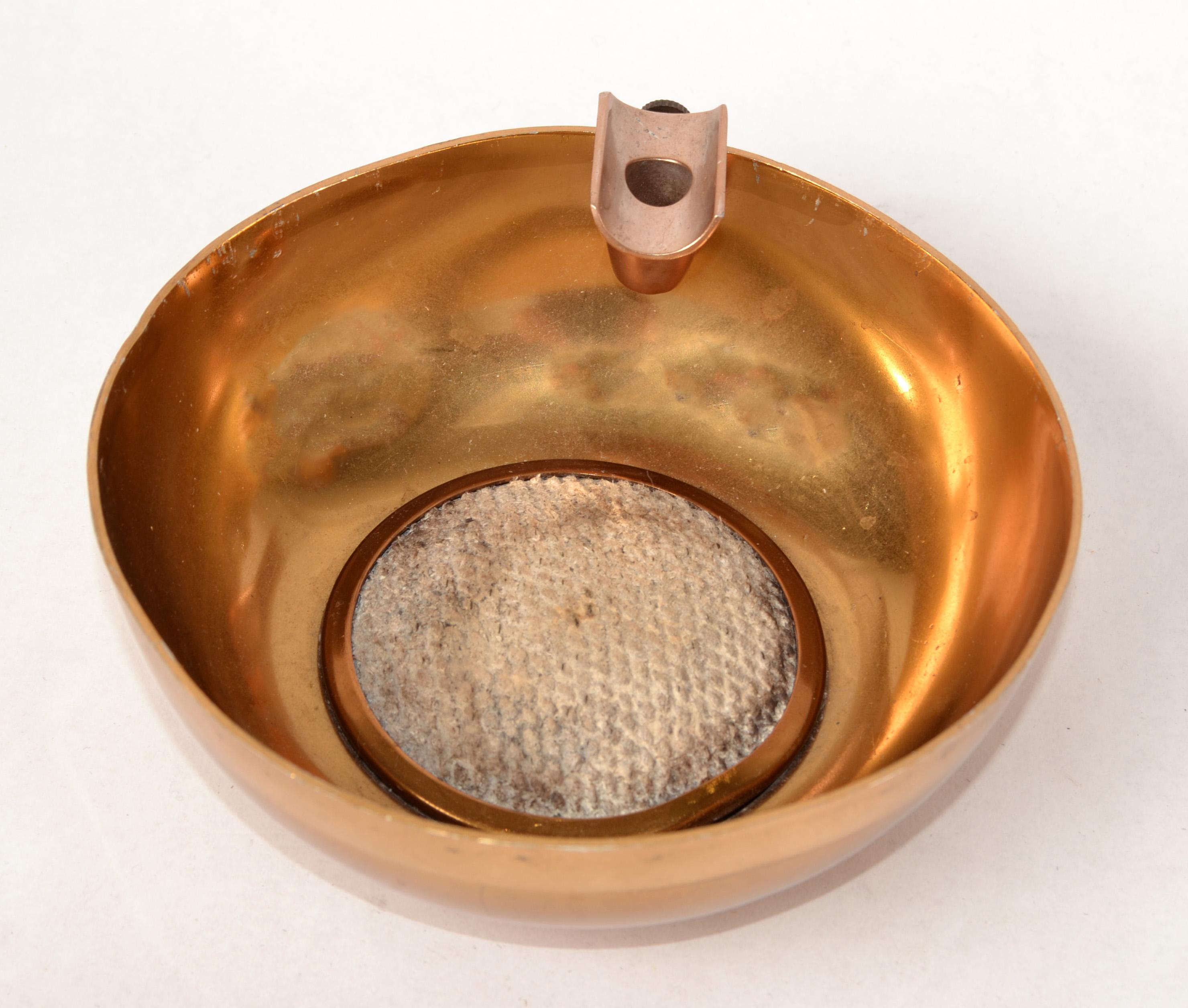 British Colonial 1950 Dunhill London Design J6151 Posacenere per sigari e sigarette in ottone placcato oro.
Timbrata sotto e marcata Made in England.
Posacenere da collezione, decorazione da scrivania, vide poche, da collezione.
Un'ottima aggiunta