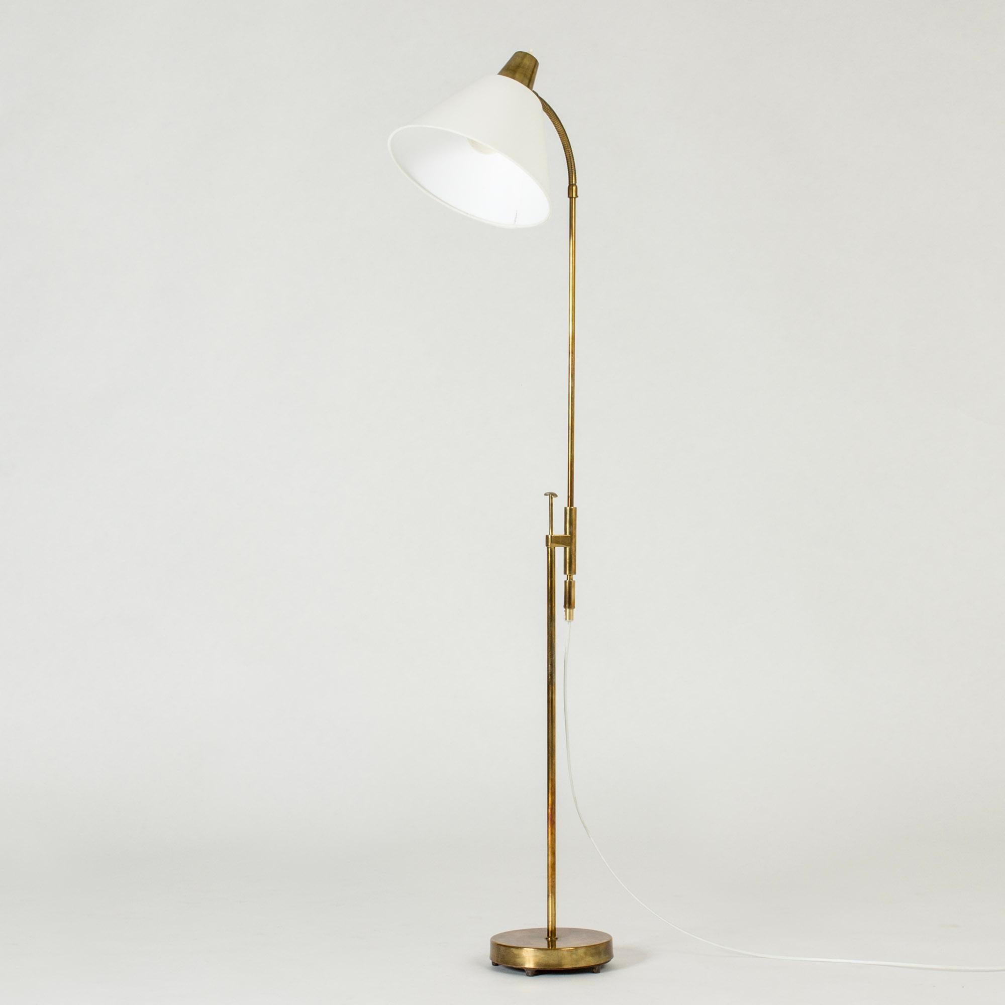 Chic and elegant, this floor lamp comes with a height adjustment system which allows aesthetic and refined lighting. Modern lamp produced in Sweden by Falkenbergs Belysning in the 1950s. Brass structure which gives it a lot of charm, new white