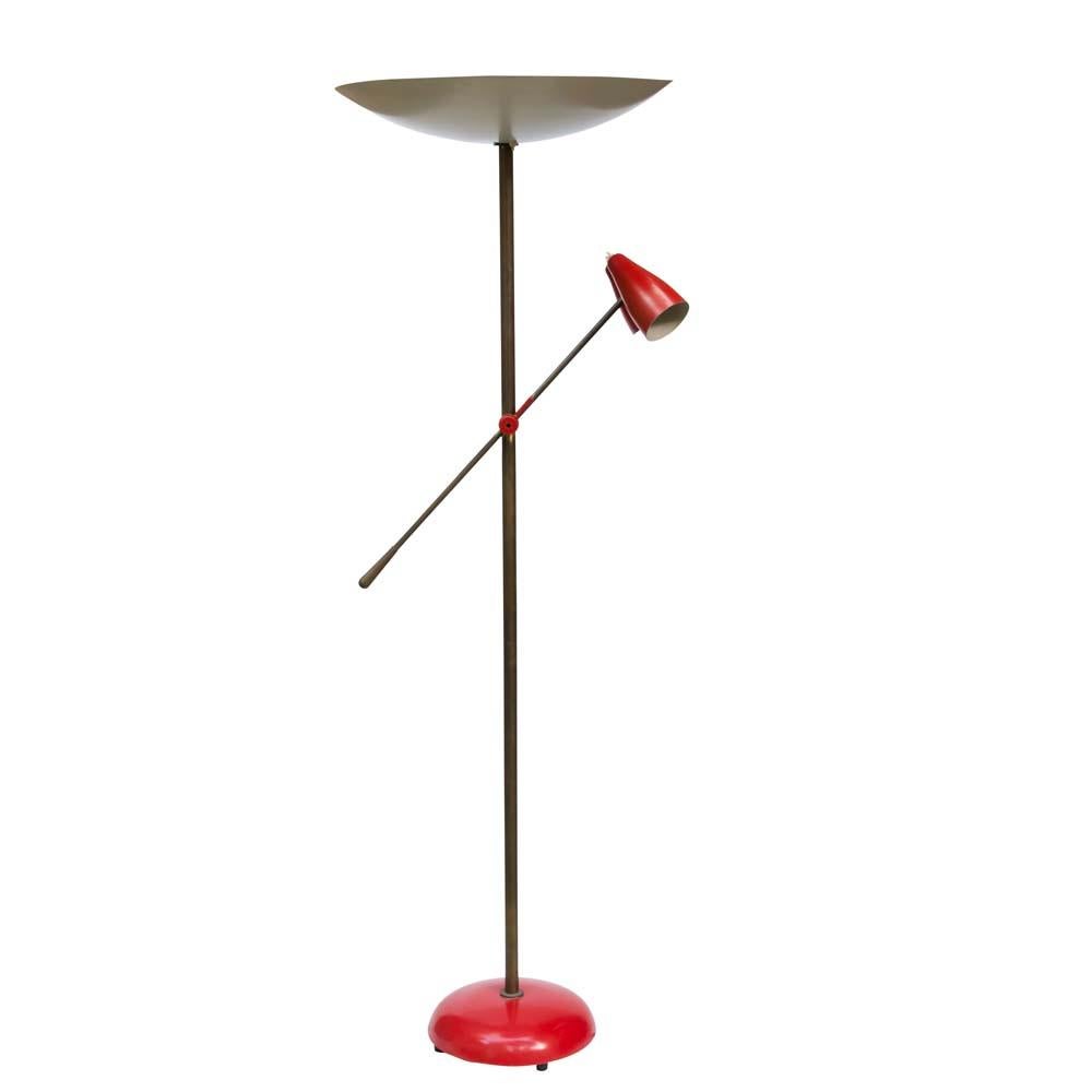 Mid-Century Modern Lampadaire italien des années 50 avec abat-jour rouge et crème émaillés en laiton de style Stilnovo en vente