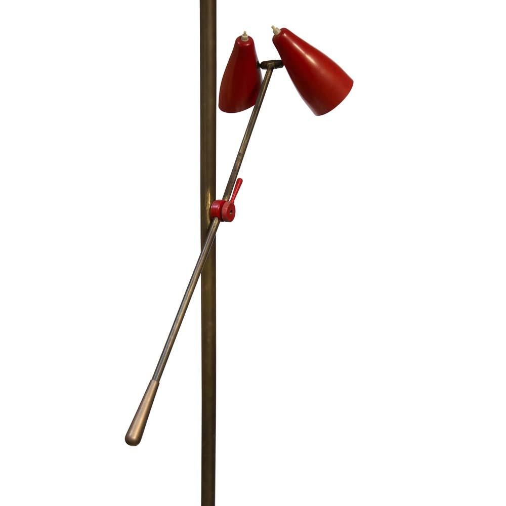 Milieu du XXe siècle Lampadaire italien des années 50 avec abat-jour rouge et crème émaillés en laiton de style Stilnovo en vente