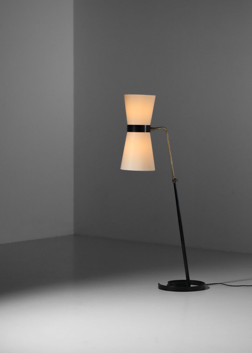 Französische Stehlampe aus den 50er Jahren. Struktur aus schwarz lackiertem Metall (Originalfarbe) und massivem Messing. Doppelter Diabolo-Schirm, Sonderanfertigung. Der Schirm kann mit einem Kugelgelenk aus massivem Messing gekippt werden.