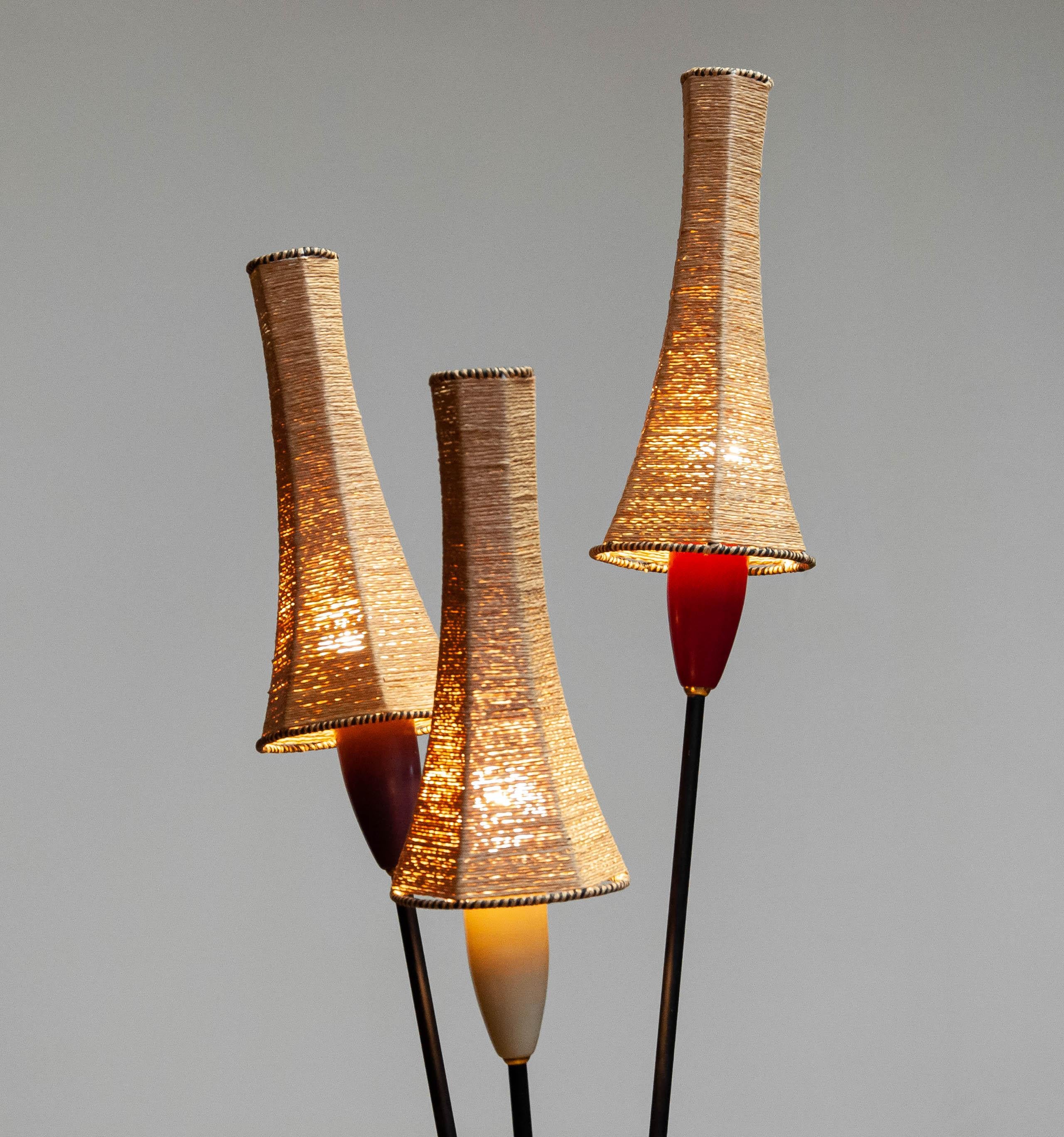 Mid-Century moderno Lampada da terra a treppiede francese degli anni '50 con paralumi in corda di carta attribuita a Mathieu Matégot in vendita