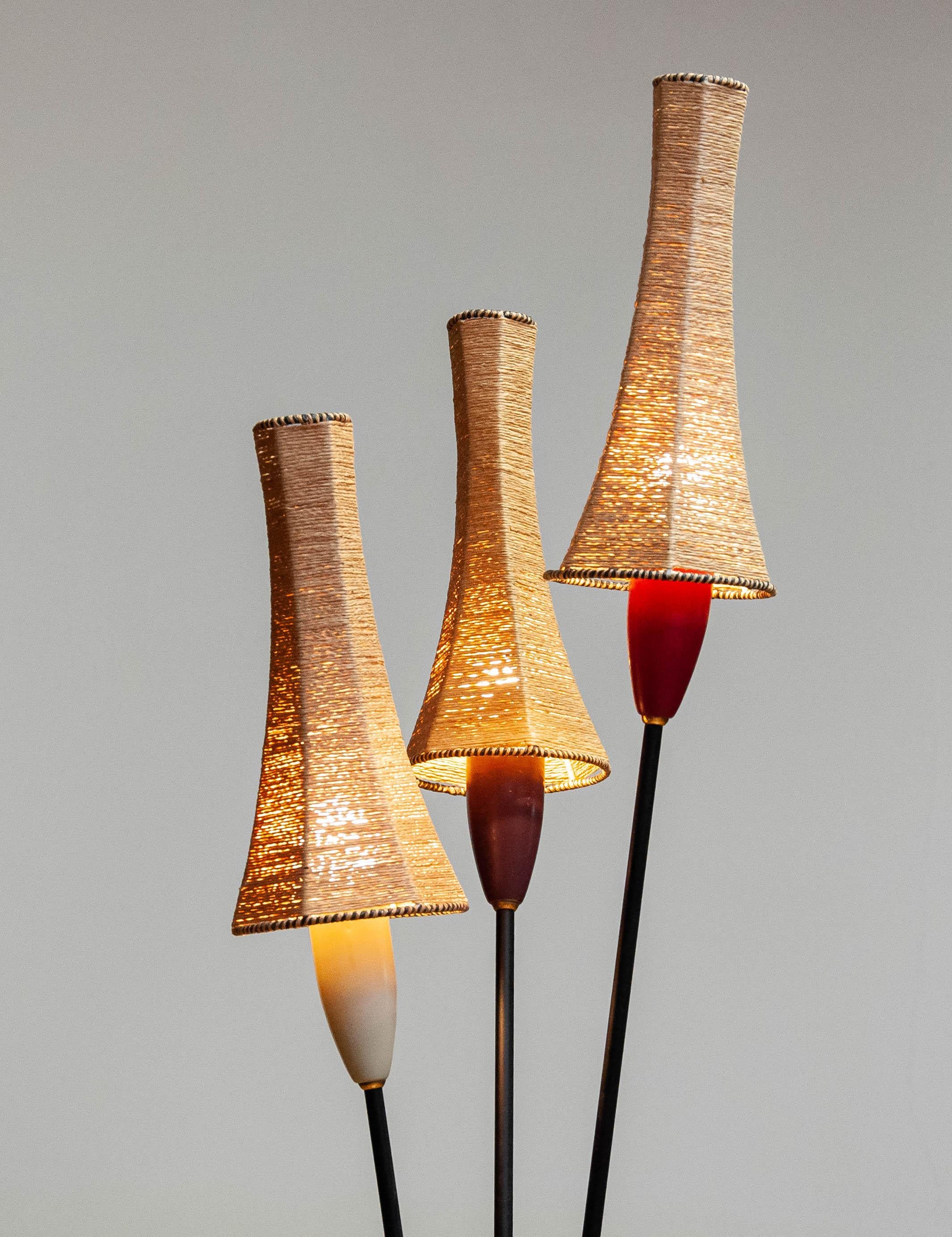 Lampada da terra a treppiede francese degli anni '50 con paralumi in corda di carta attribuita a Mathieu Matégot In condizioni buone in vendita a Silvolde, Gelderland