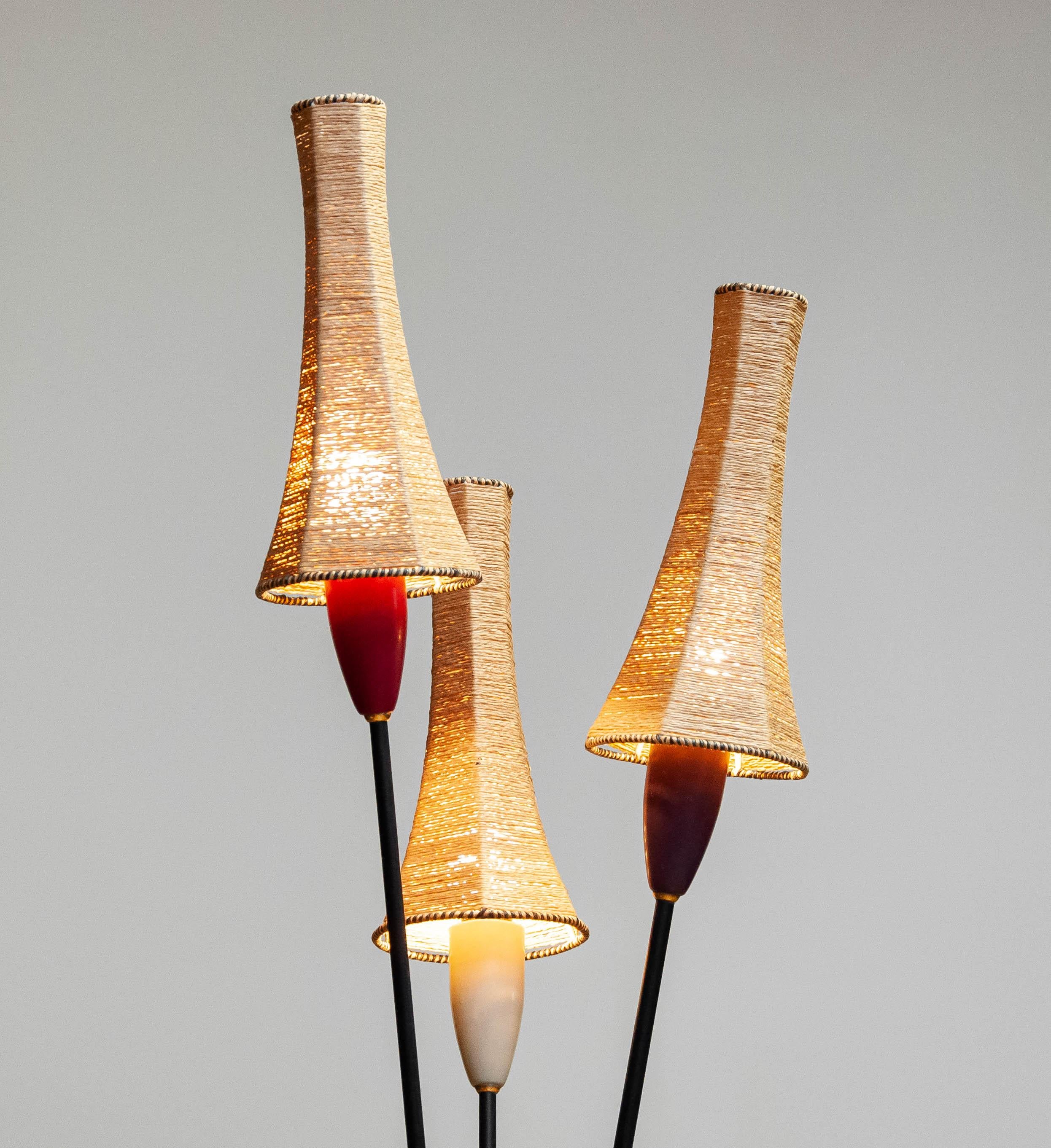 50er Jahre Französisch Tripod Stehlampe mit Papierkordel Schirme Mathieu Matégot zugeschrieben im Angebot 3
