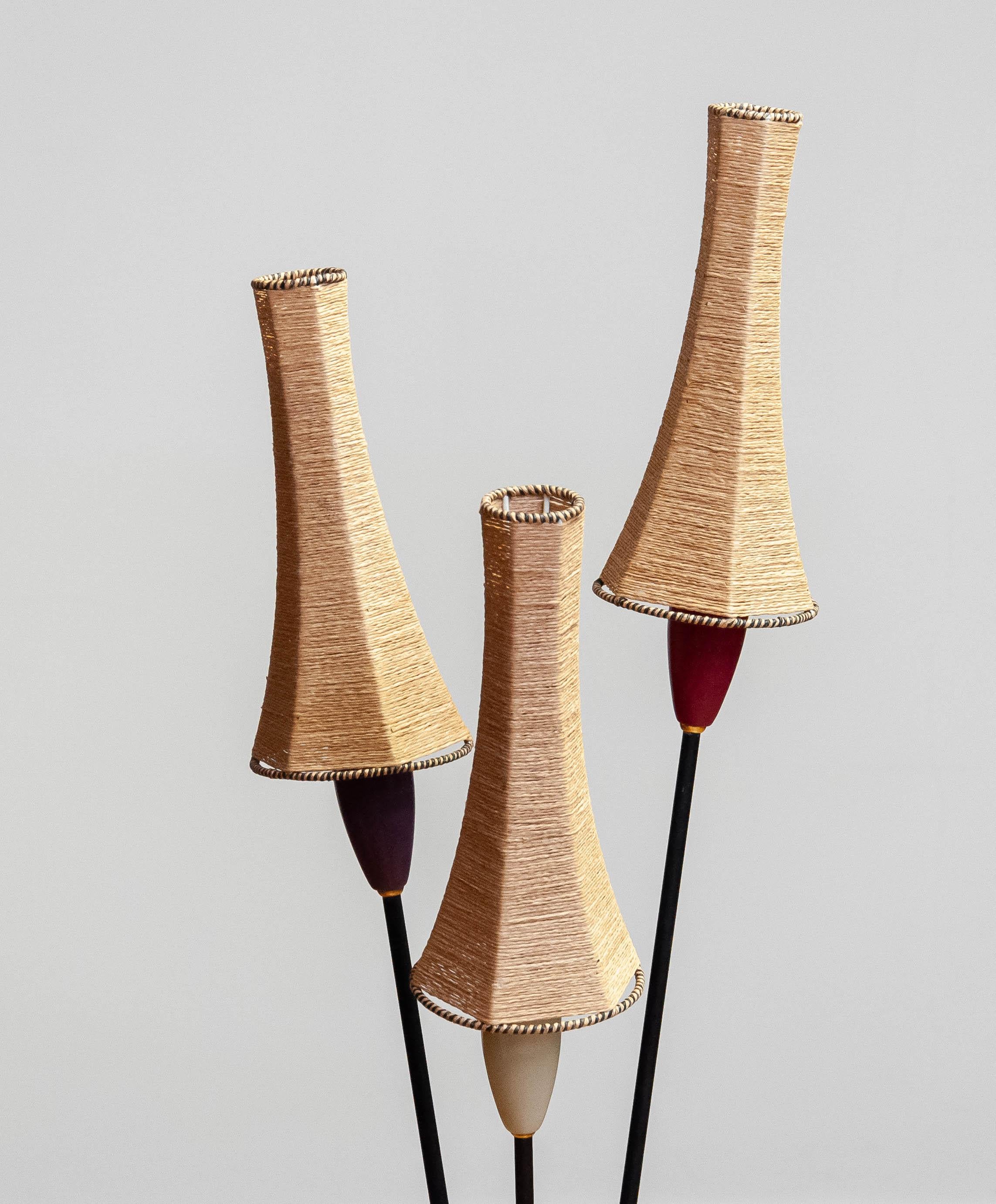 Lampada da terra a treppiede francese degli anni '50 con paralumi in corda di carta attribuita a Mathieu Matégot in vendita 1