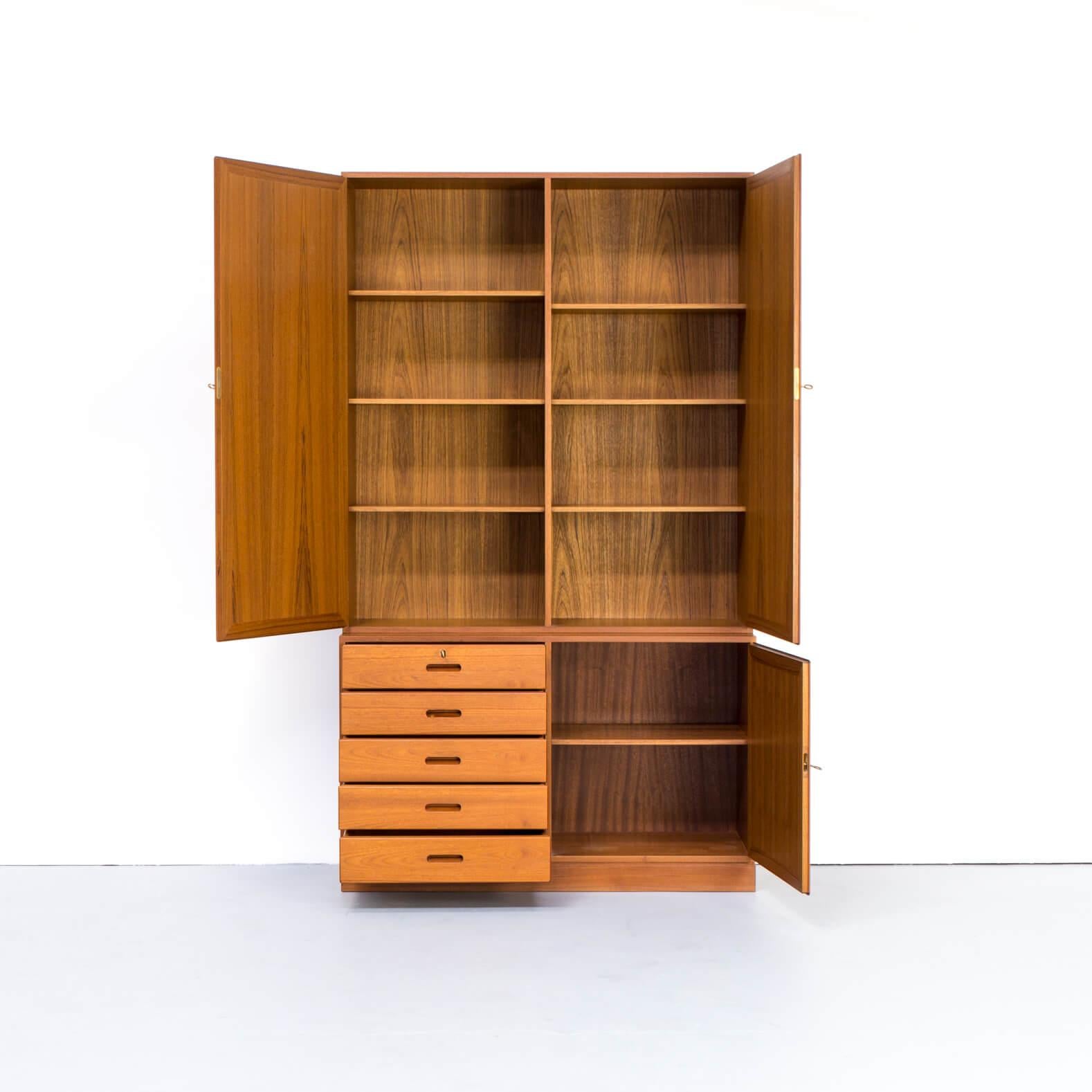 One beautiful teak cabinet from the German company WK Möbel, one of the oldest brands in furnishing. Thin lines, and lot of detail in the design by Georg Satink. He was ahead of time. The cabinet can be separated in two parts under section and upper