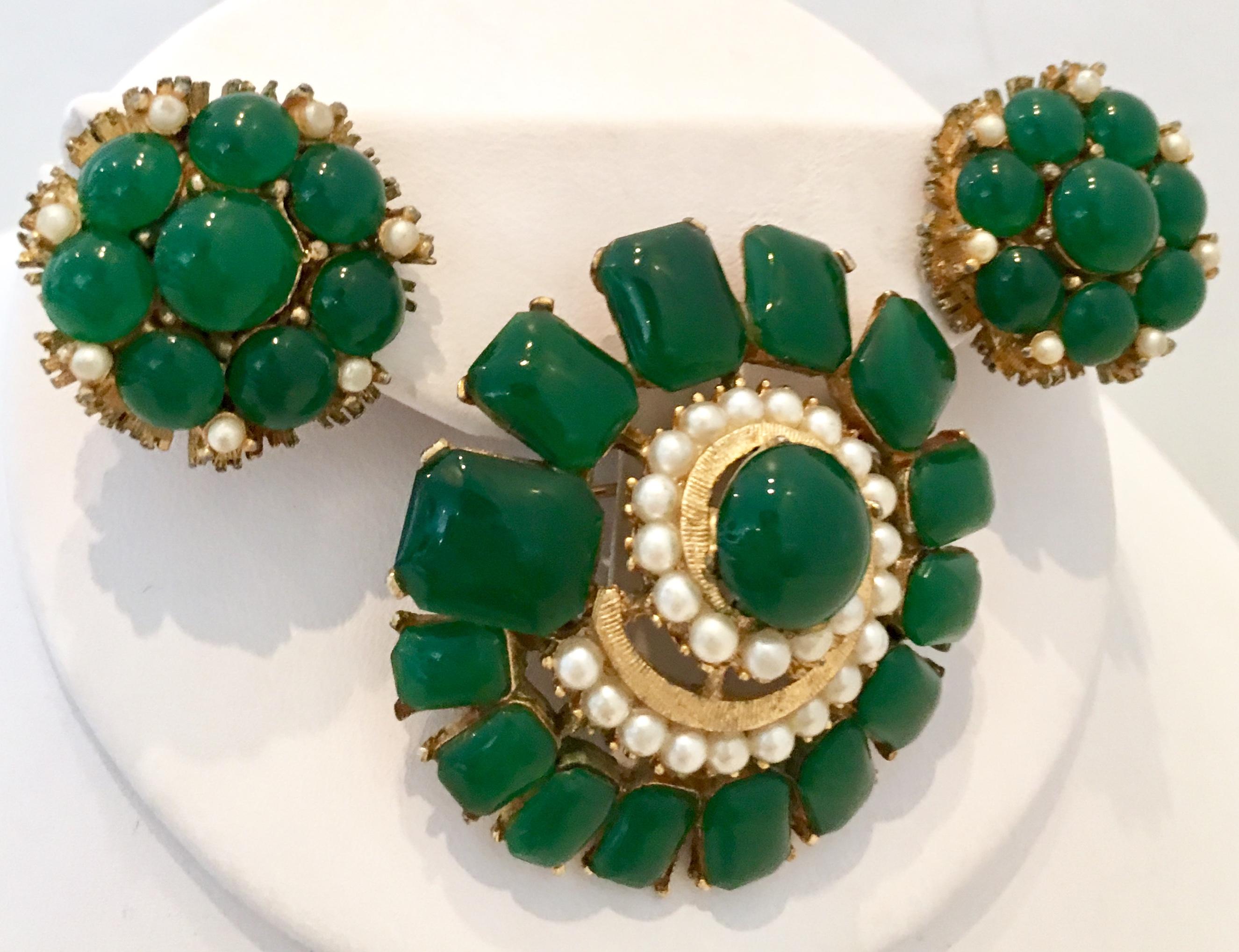1950'S Gold Plate, Molded Glass & Faux Pearl Demi Parure Three Piece Set Brooch And Earrings. This finely crafted and rare three piece set features a textured gold plate base metal with deep green molded glass and round faux pearl prong set stones.