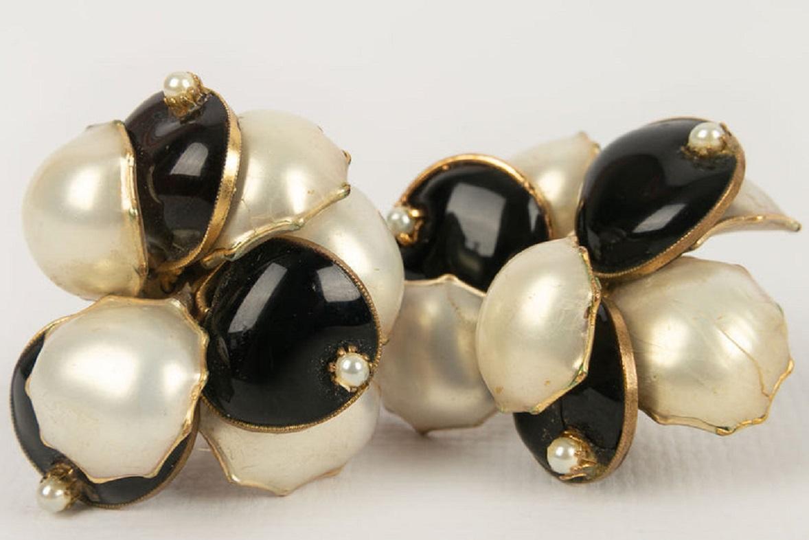 50er Jahre Goldene Metall- und Glaspaste-Ohrringe  im Zustand „Hervorragend“ im Angebot in SAINT-OUEN-SUR-SEINE, FR