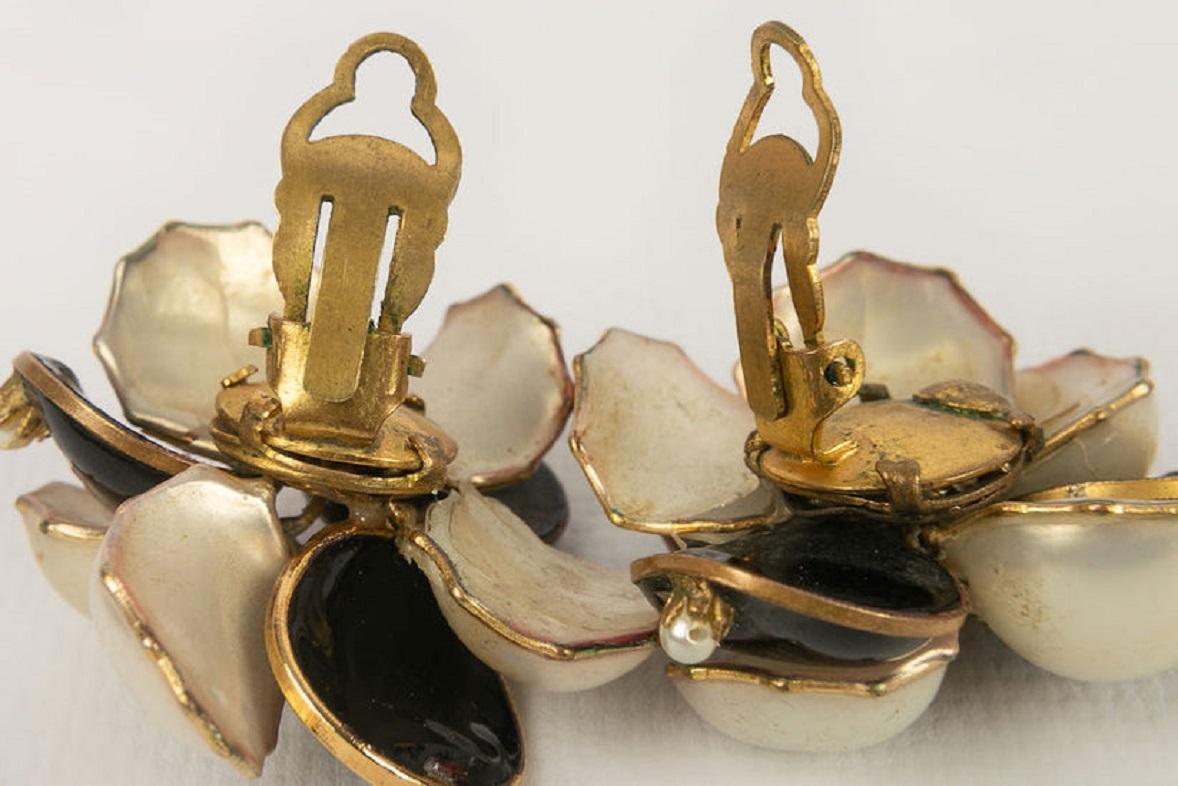 50's Golden Metal and Glass Paste Earrings  In Excellent Condition For Sale In SAINT-OUEN-SUR-SEINE, FR