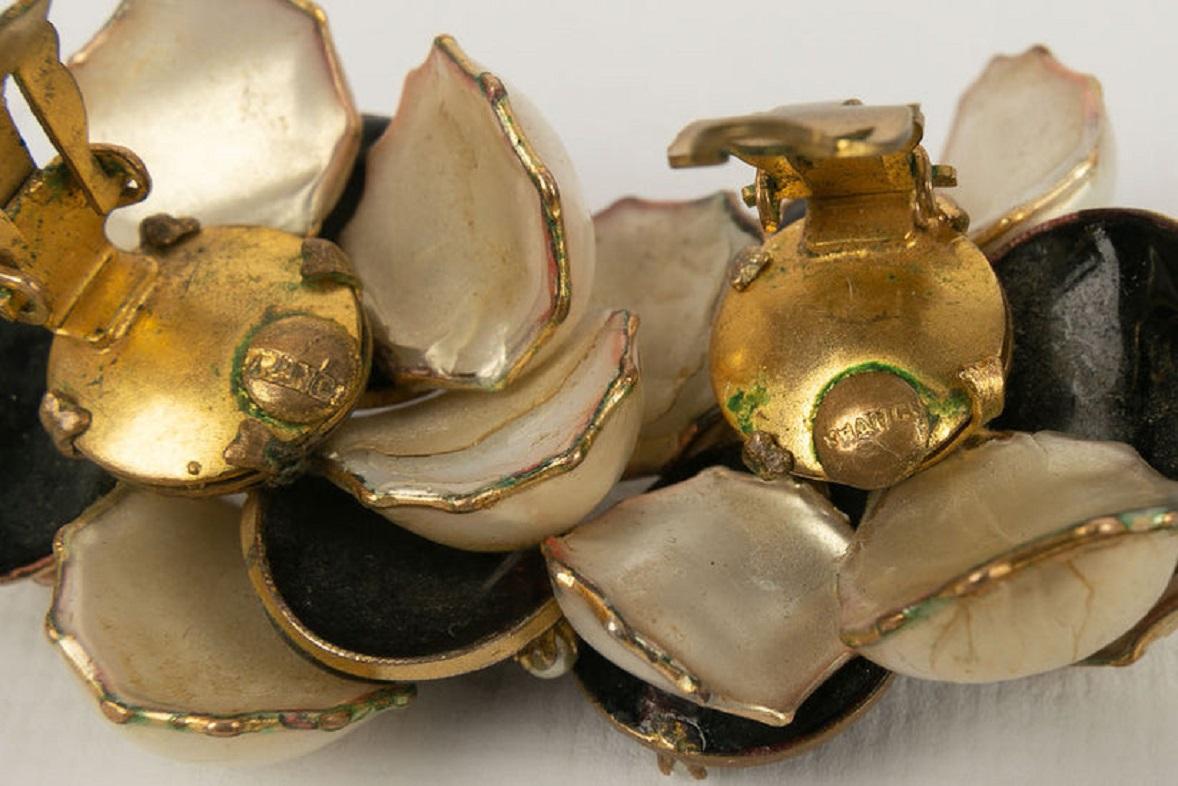 50er Jahre Goldene Metall- und Glaspaste-Ohrringe  im Angebot 1