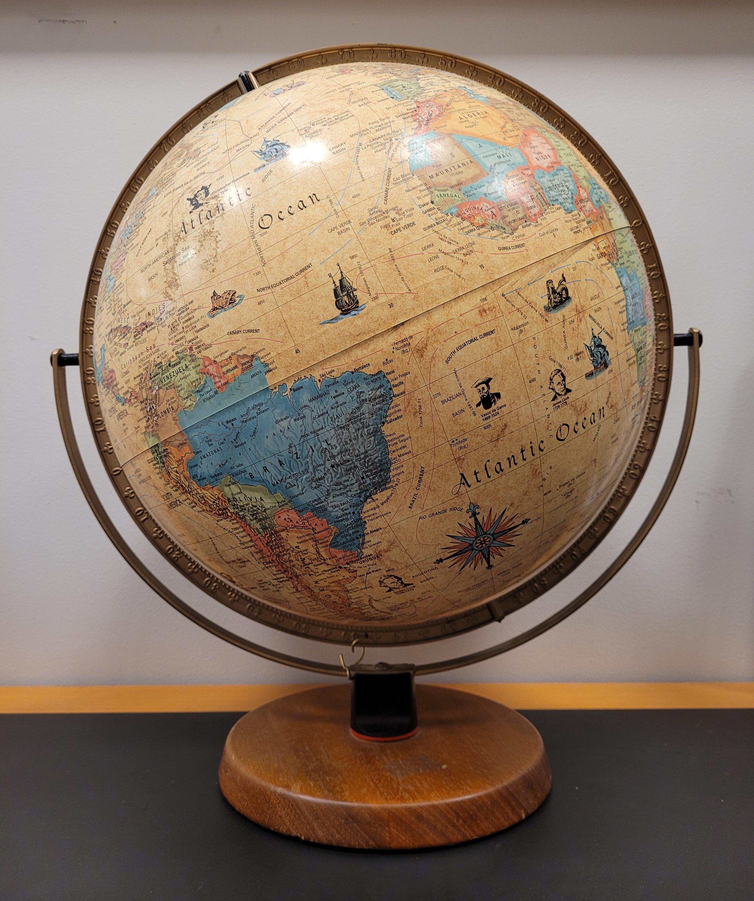 Beautiful Vintage Danish World Rotating Globe from the 50s. Vintage World Globe by Scan-Globe A/S. Vintage Desk Decorative World Globe.
The balloon is large, with a diameter of about 54cm (see measurements after description). The balloon is inserted