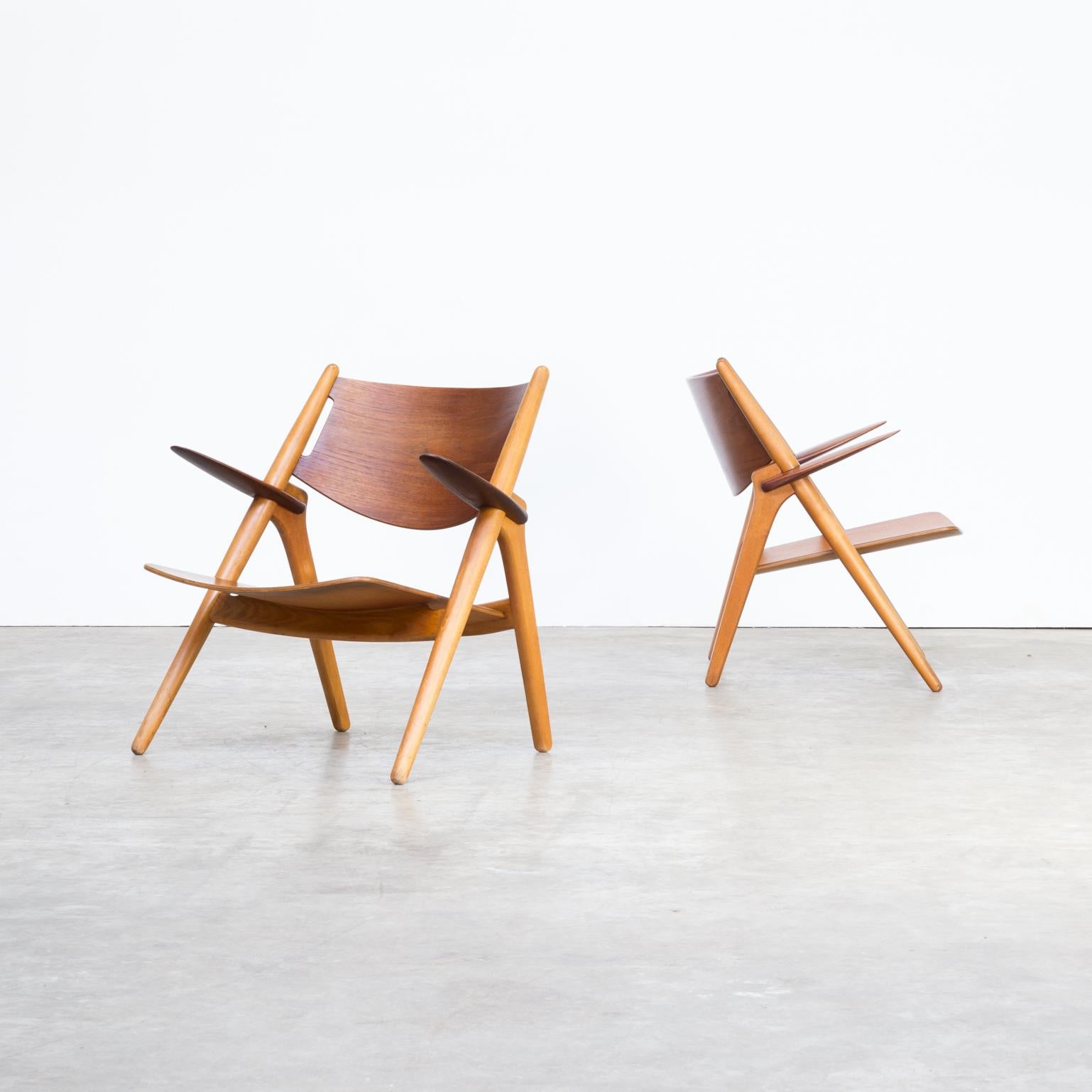 1950s Hans Wegner ‘CH28T’ fauteuil for Carl Hansen & Søn set of two. 1st Edition. Very rare and good condition consistent with age and use.