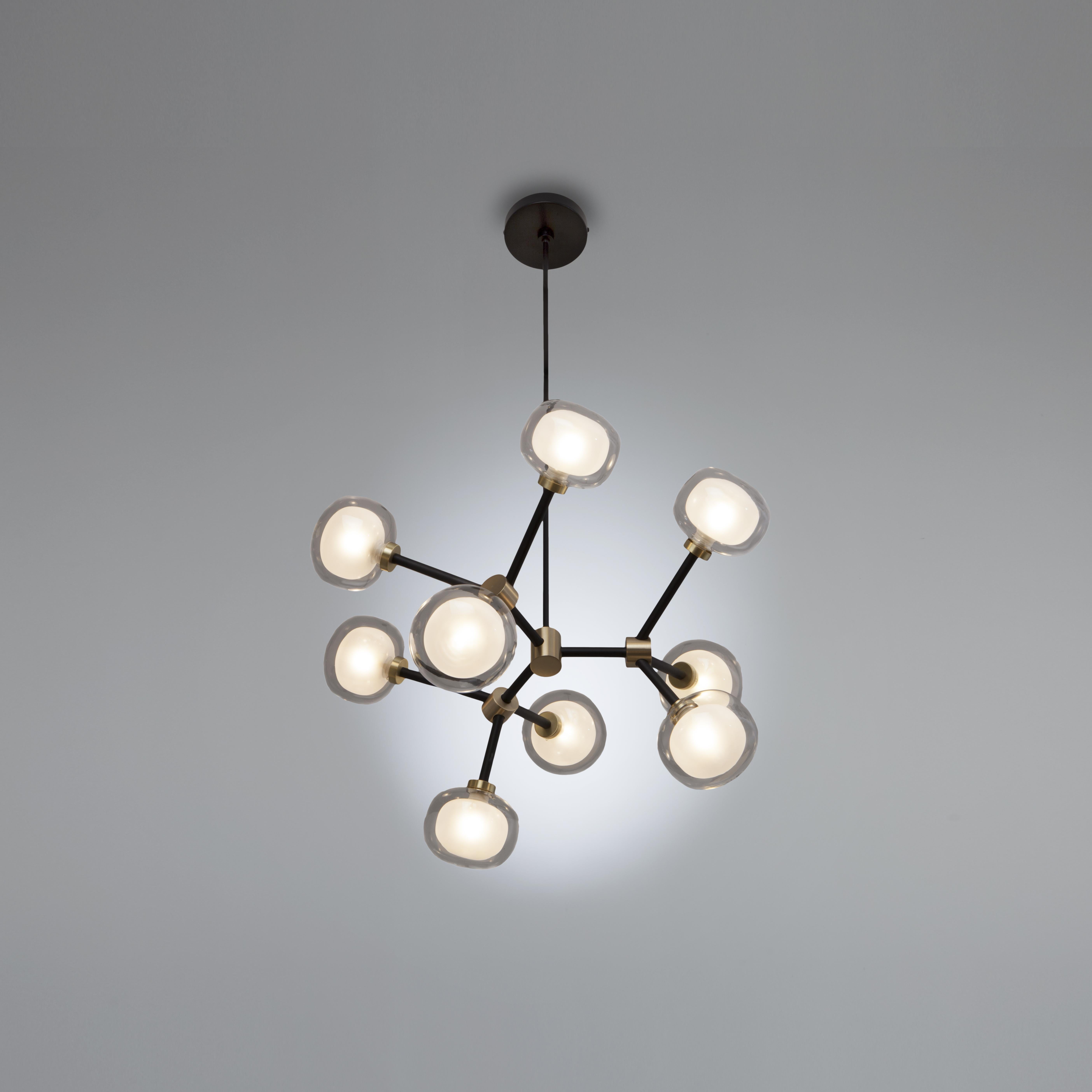 1950 inspirierte Kollektion von eleganten und raffinierten Lampen, die mit ihren Details jeden Raum bereichern. Ein doppelseitiges, kugelförmiges, leuchtendes Objekt aus Borosilikatglas macht diese Lampen in verschiedenen Zusammensetzungen und einer