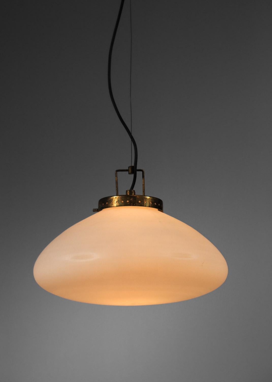 50s Italian brass and opaline suspension attr. to Stilnovo - H170 In Good Condition For Sale In Lyon, FR
