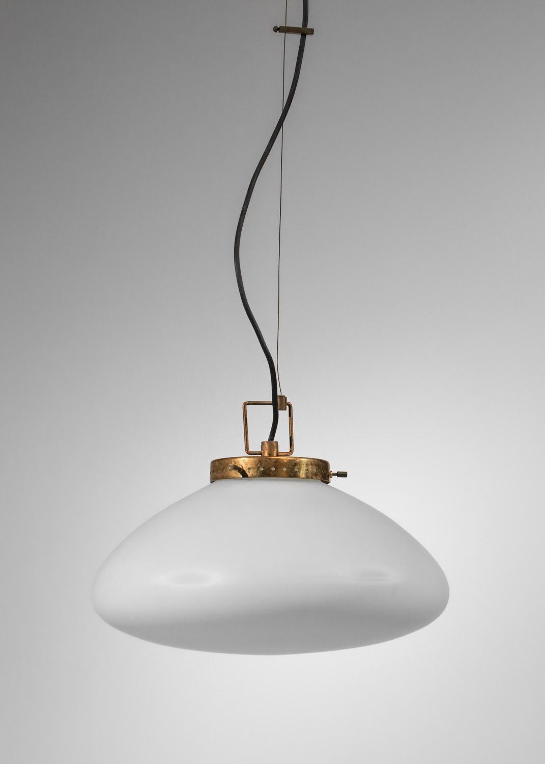 50s Italian brass and opaline suspension attr. to Stilnovo - H170 For Sale 1