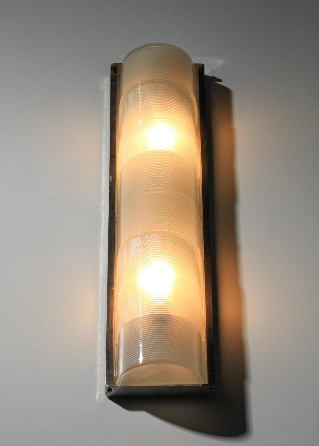 Large Italian wall light from the 50's made of two curved glasses and a white lacquered metal hanging system (original paint). Note a slight difference in the colour of the glass. The electrical system has been refurbished. We recommend two B22 LED