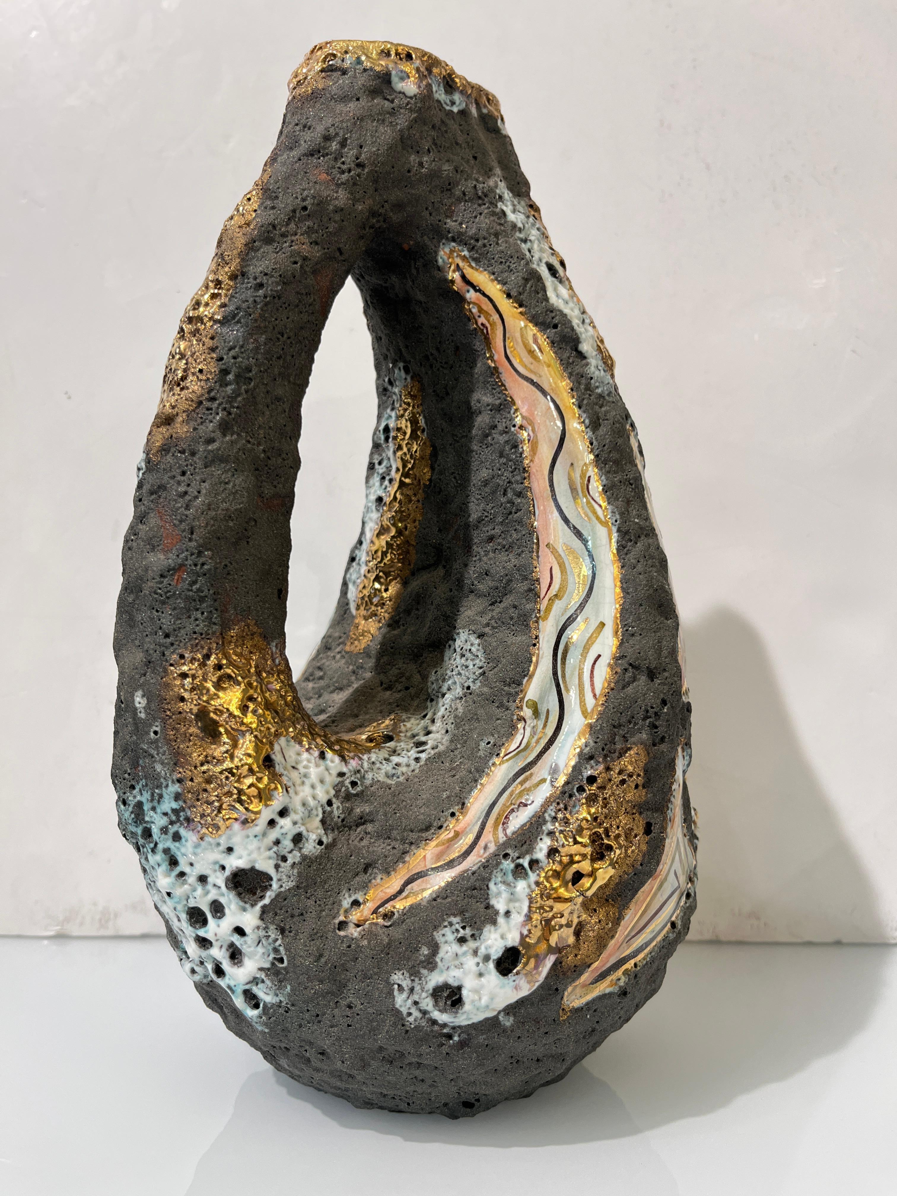 Questo allettante pezzo modernista della metà del XX secolo è una scultura italiana Works of Art con lo stile distintivo di Italo Casini, un vaso/burattino con manico firmato. Alcune opere in terracotta di Italo Casini sono venute alla luce con la