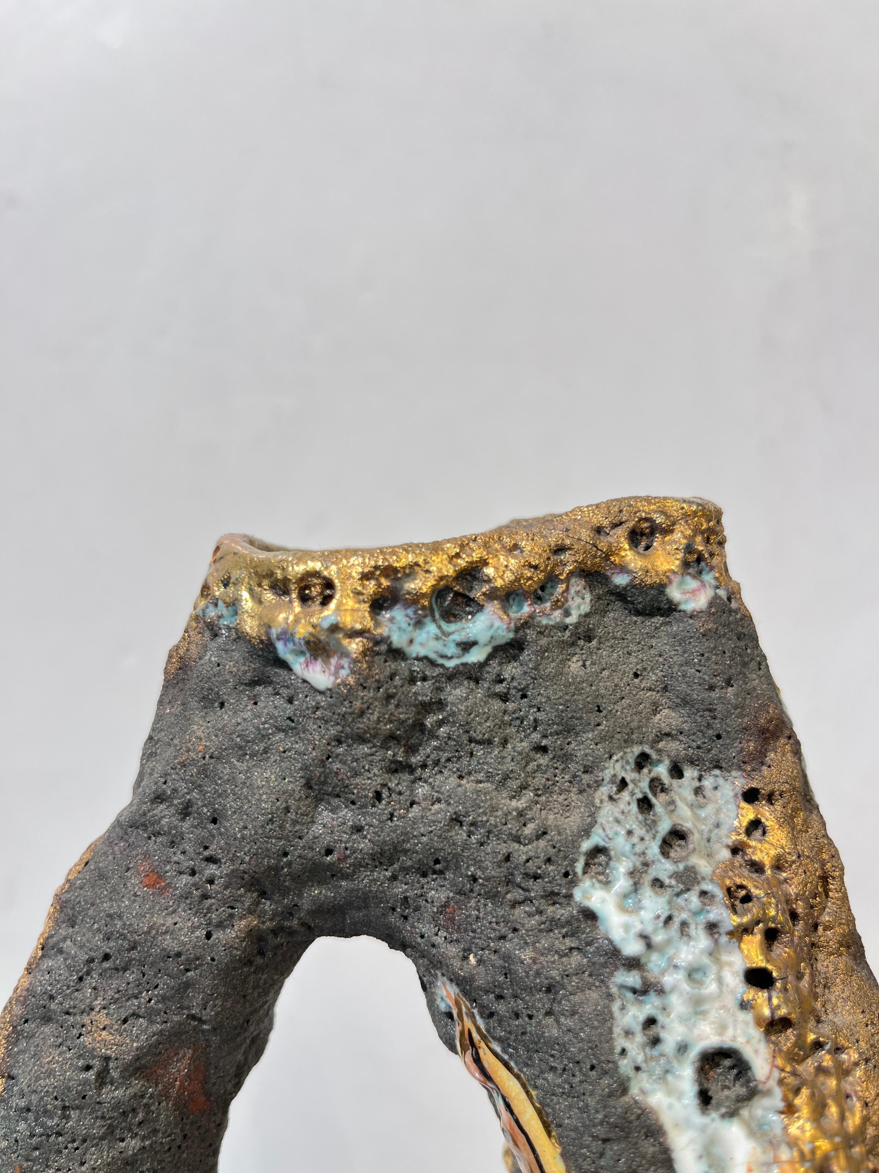 Italo Casini anni '50, metà secolo, Brutalista, grigio, oro, moderno, vaso in ceramica, caraffa In condizioni ottime in vendita a New York, NY
