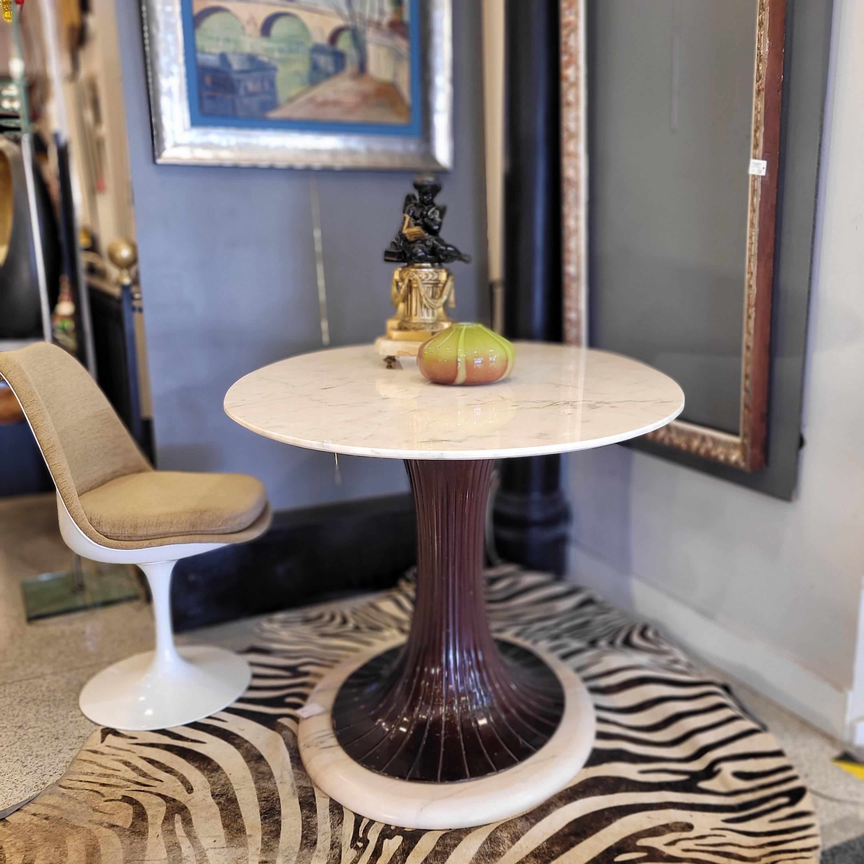 Table de salle à manger en marbre Calacatta, Vittorio Dassi, Mid-Century, 50's - Italie
Spectaculaire table conçue par Vittorio Dassi, prestigieux designer italien actif au milieu du siècle dernier. En bois d'acajou avec un plateau ovale en marbre