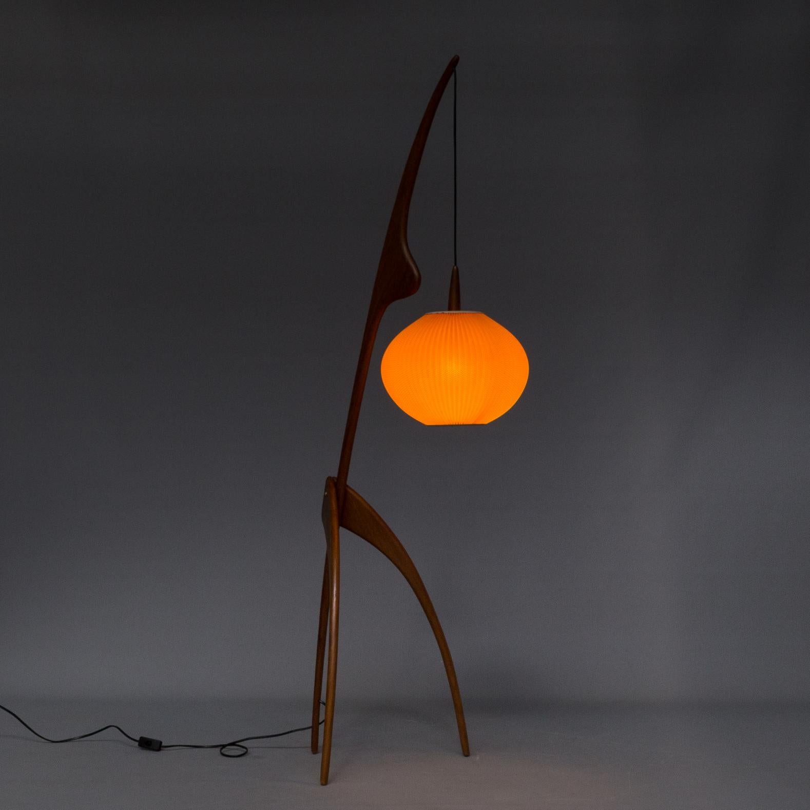This iconic and graphic ‘praying mantis’ floor lamp was realized by the esteemed French designer Jean Rispal, circa 1950. Inspired by the dynamic form of the insect from which the piece owes its name, it features an arched body that comes to a fine
