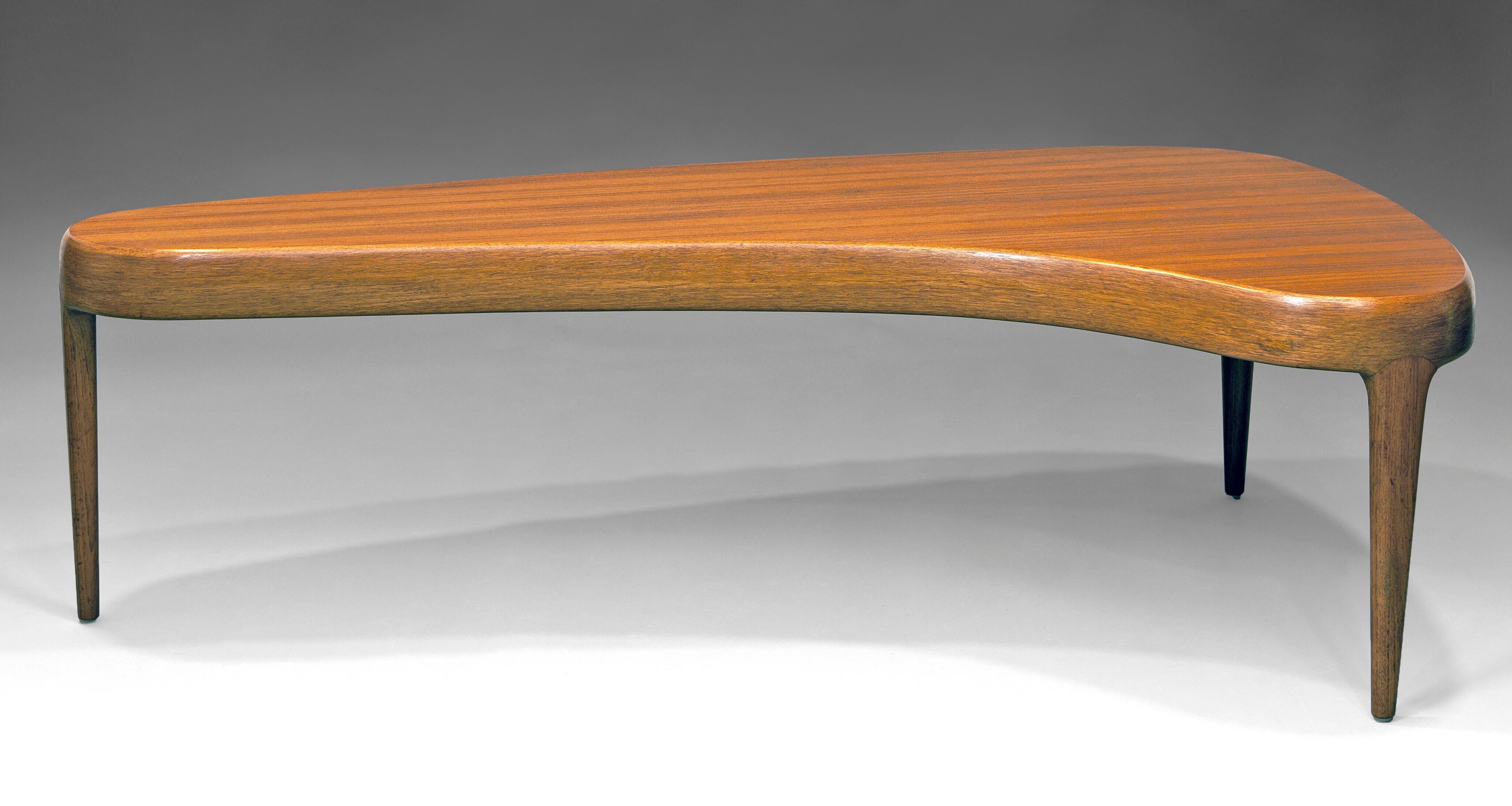 Large kidney shaped coffe table in teak wood, model “Capri” designed by Johannes Andersen (Denmark) for the swedish forniture company Trensum Möbelfabrik. Sweden, late 50´s.