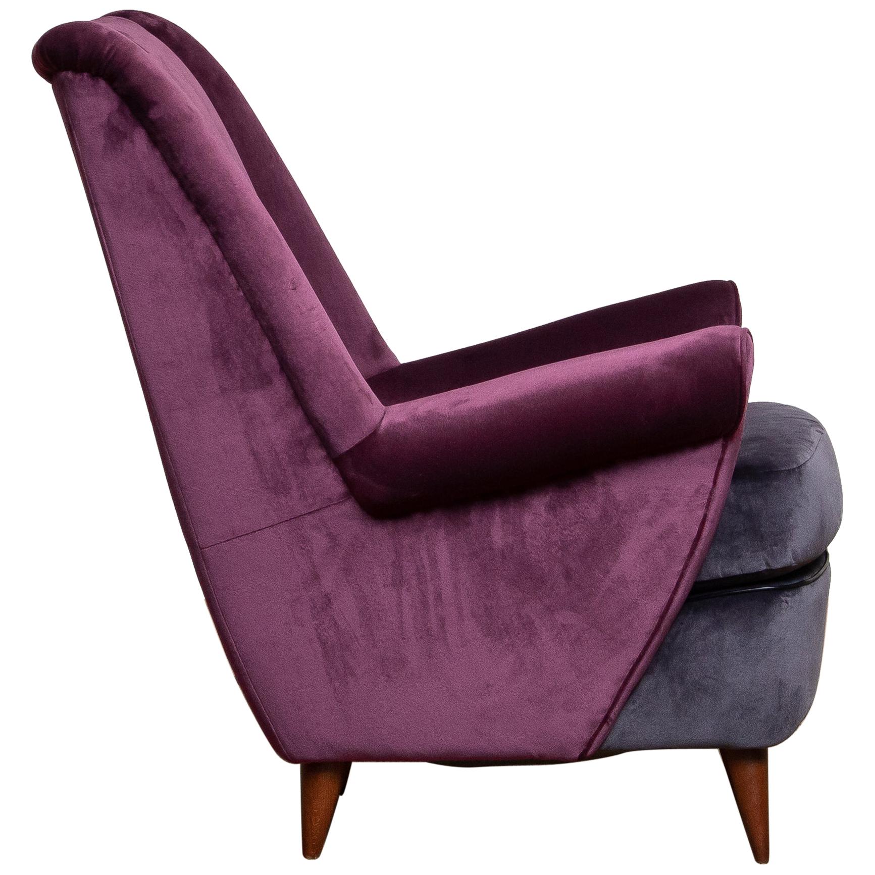Absolutely beautiful 1950's lounge / easy chair designed by Gio Ponti and made by ISA in Bergamo in Italy. The fabulous color combination and choice of fabric, magenta and dark gray, makes this chair a real eye catcher. This chairs are completely