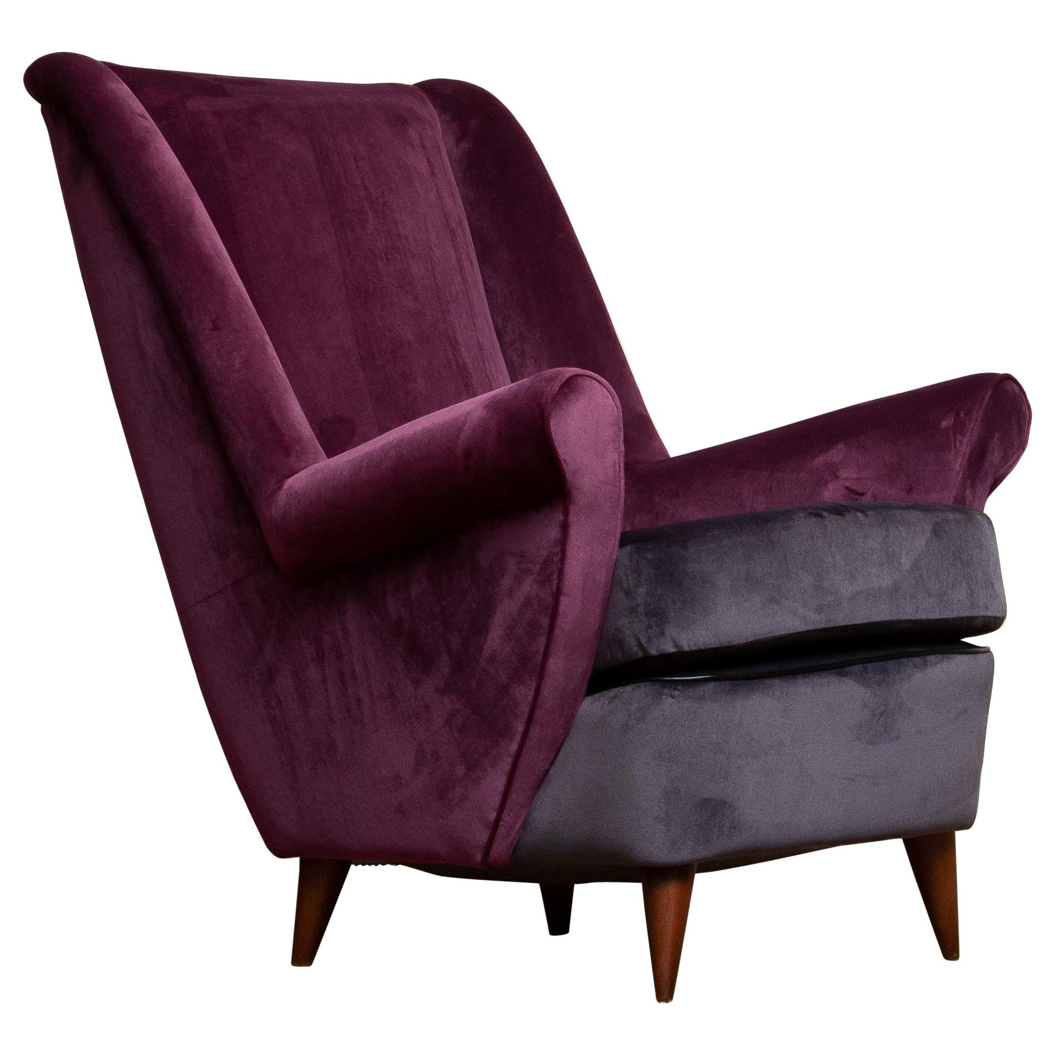 Absolutely beautiful 1950's lounge / easy chair designed by Gio Ponti and made by ISA in Bergamo in Italy. The fabulous color combination and choice of fabric, magenta and dark gray, makes this chair a real eye catcher. This chairs are completely