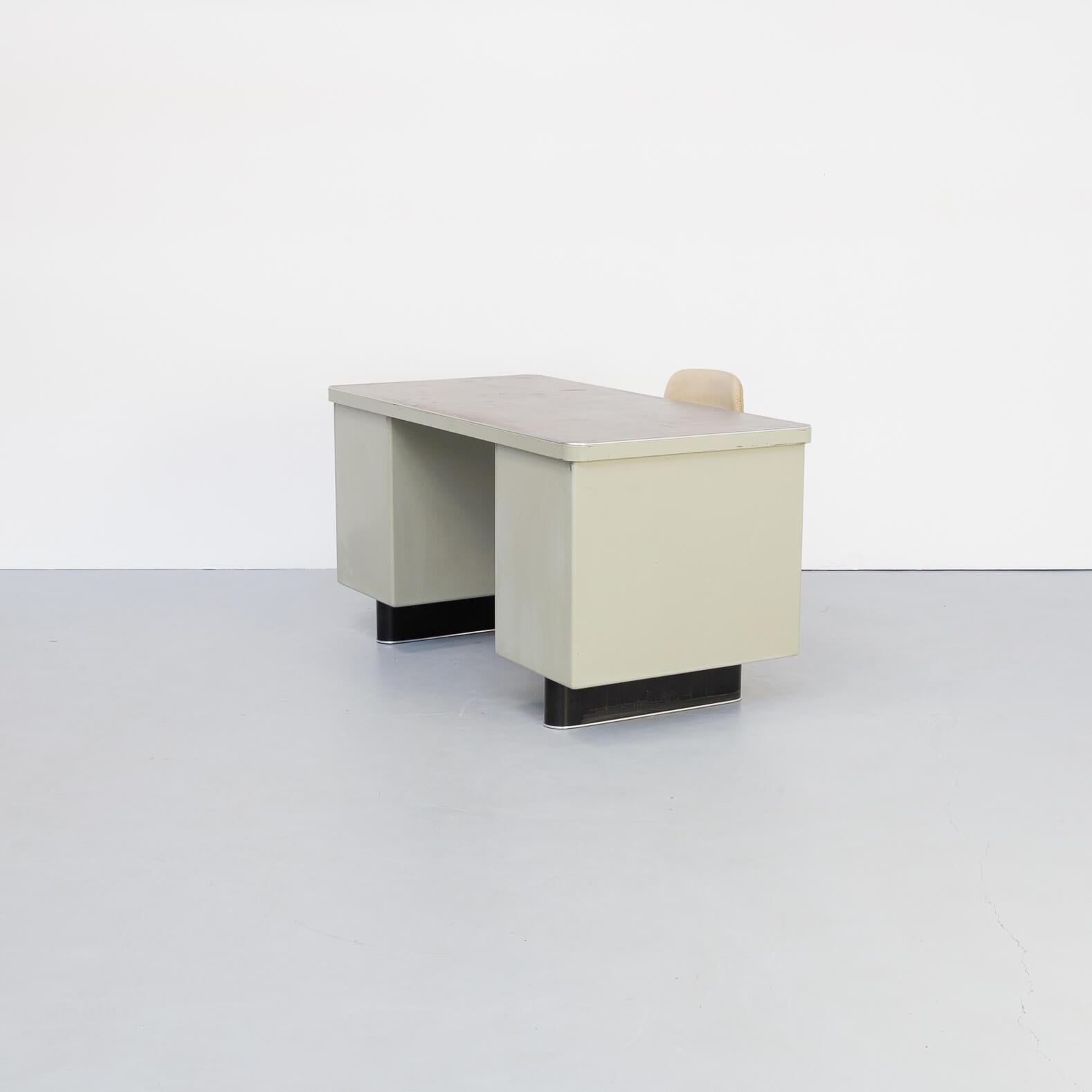 1950s Metal Writing Desk with Chair for Lips For Sale 4