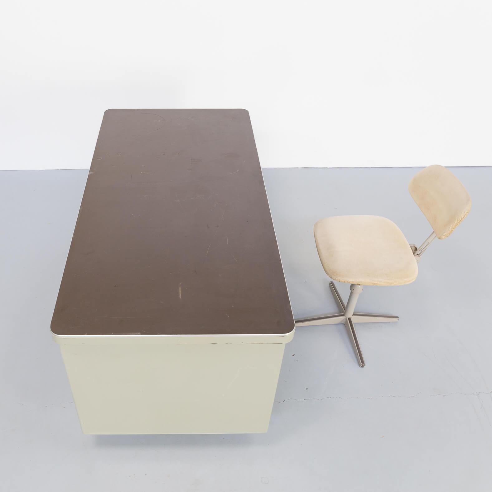 1950s Metal Writing Desk with Chair for Lips For Sale 5