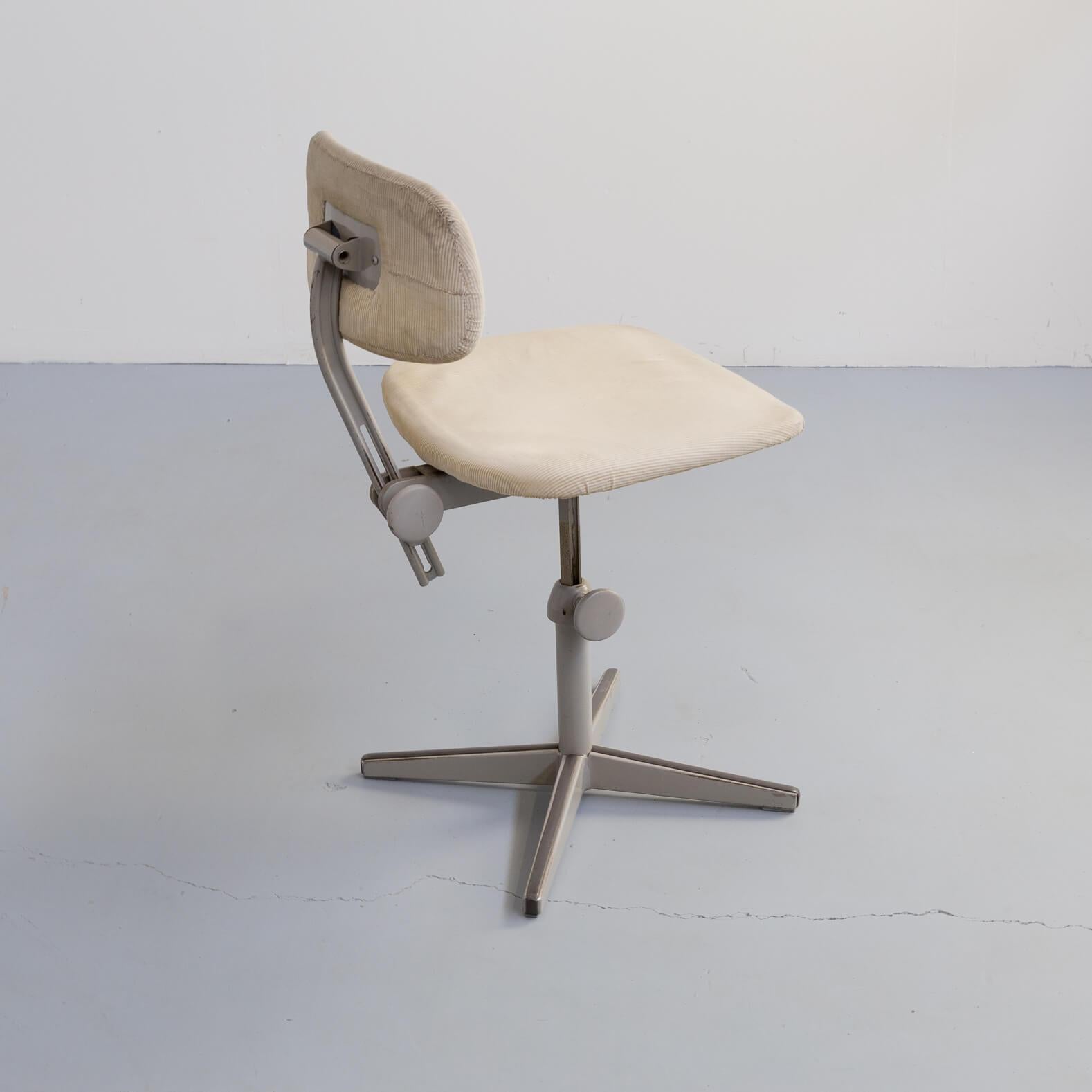 1950s Metal Writing Desk with Chair for Lips For Sale 10