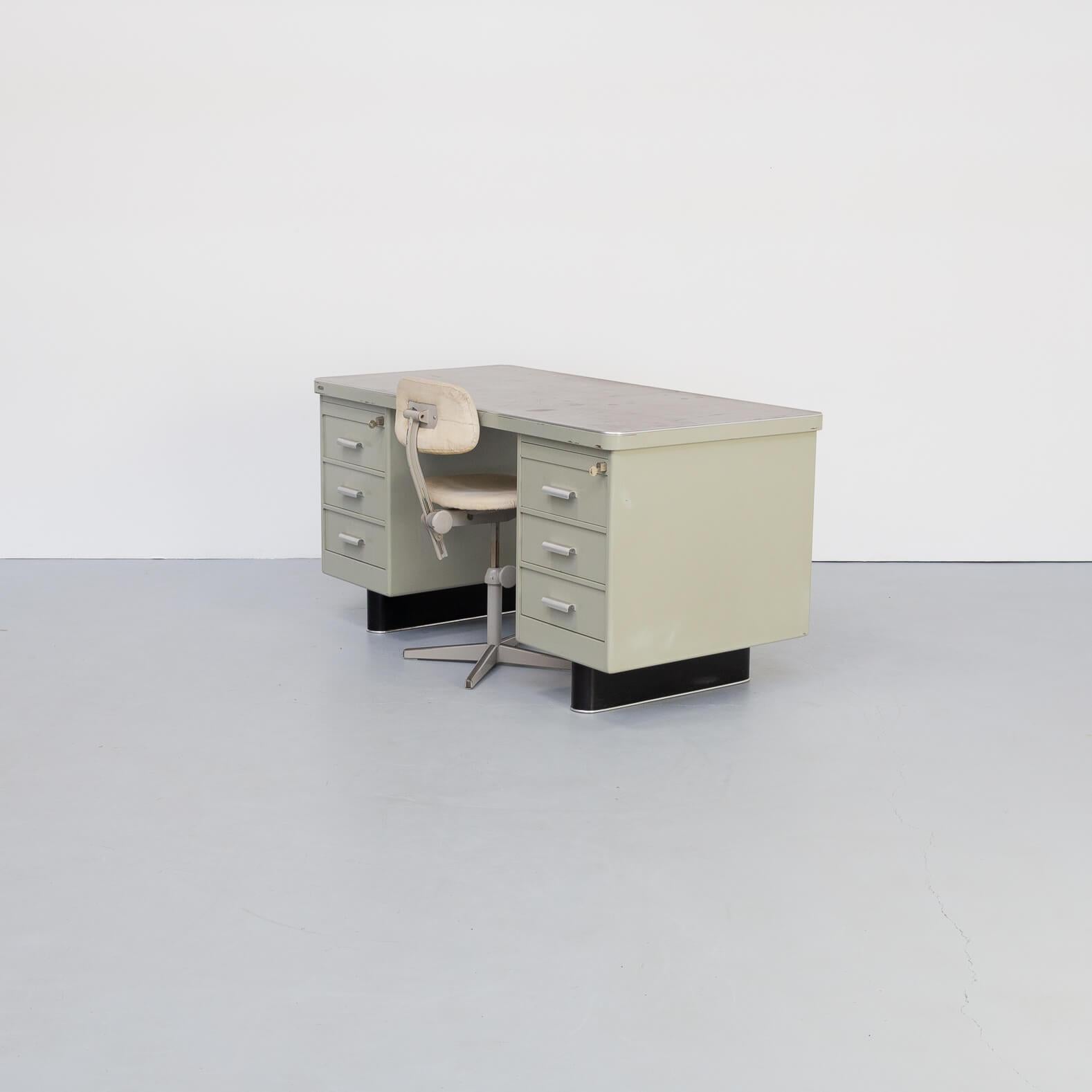 1950s Metal Writing Desk with Chair for Lips For Sale 3