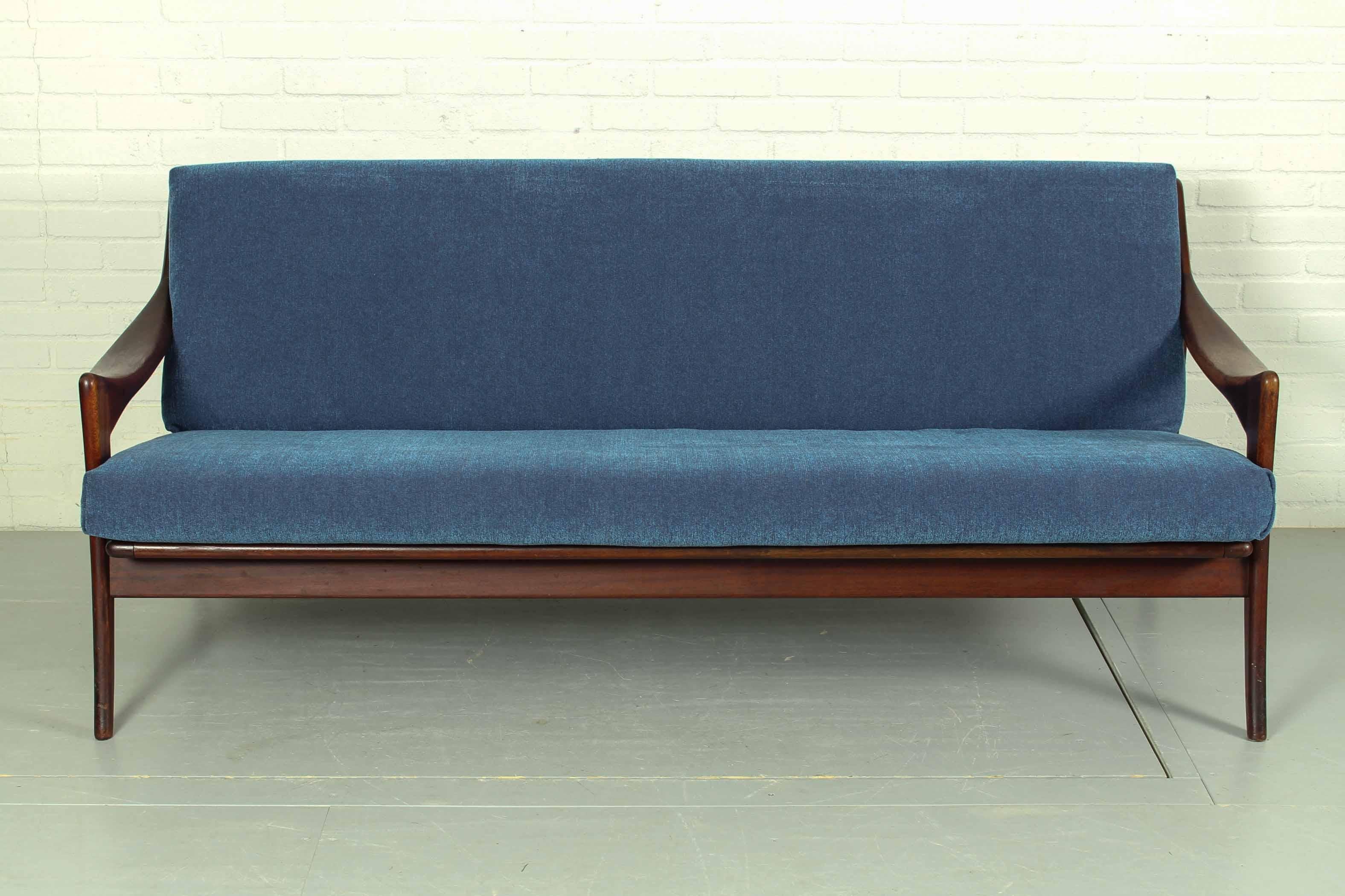 Vintage de Ster Gelderland sofa with teak frame in organic design and elegant armrests. New high quality foam with new upholstery in blue melange. 

Dimensions: 185cm W x 75cm H x 82cm D.
  