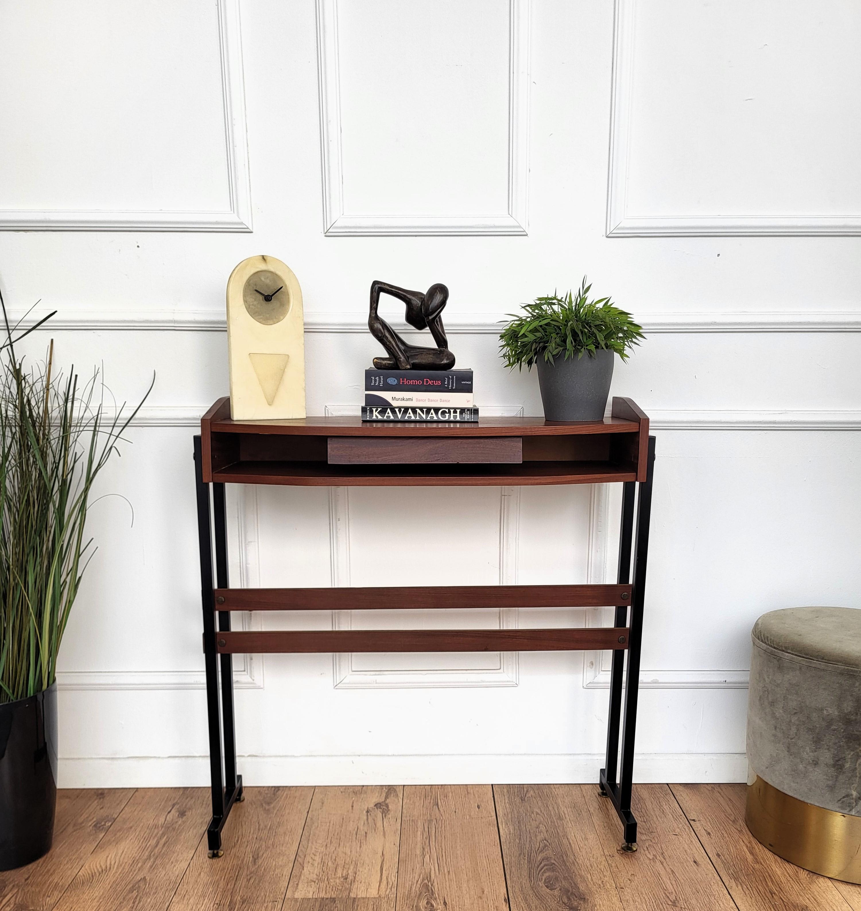Consolle da parete a piattaforma tipica degli anni '50 del Mid-Century Modern con decorazioni in legno a listelli, piano in legno geometrico con cassetto che poggia su una base in metallo nero e bei piedini in ottone. I mobili modernisti del