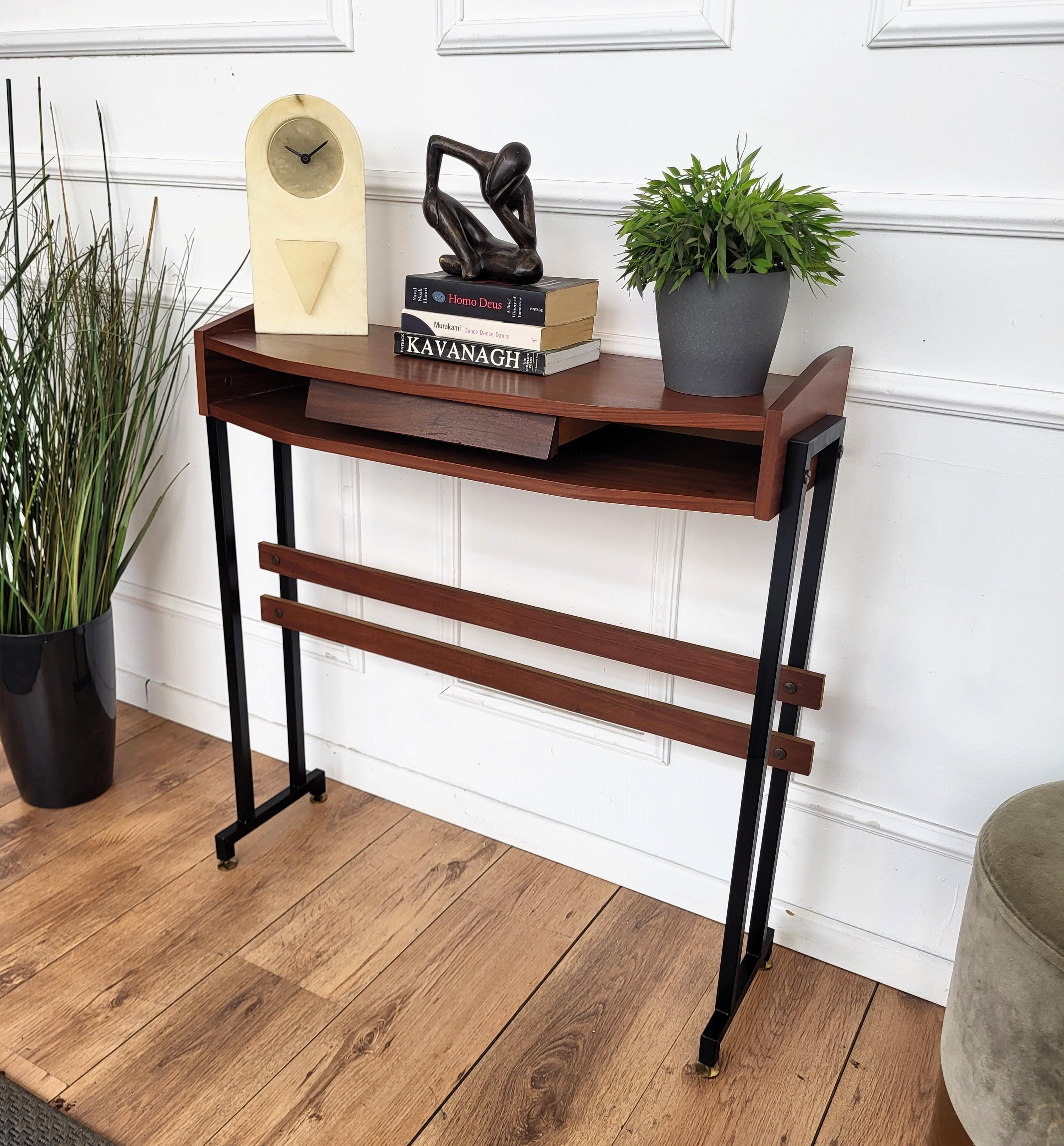 Mid-Century moderno Tavolo consolle in legno di teak con base in metallo e piedi in ottone, anni '50, metà del secolo scorso in vendita