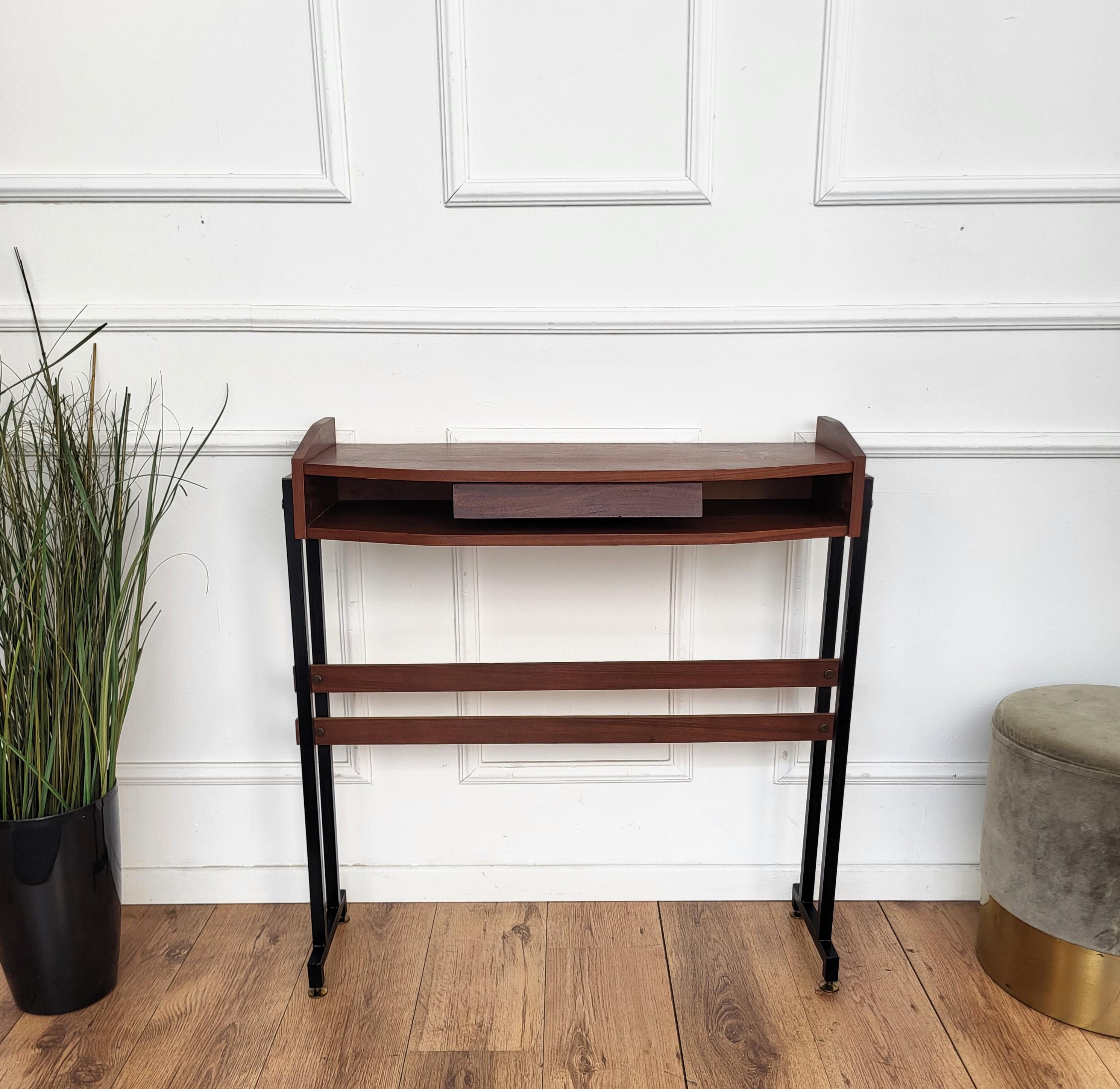 Tavolo consolle in legno di teak con base in metallo e piedi in ottone, anni '50, metà del secolo scorso In condizioni buone in vendita a Carimate, Como