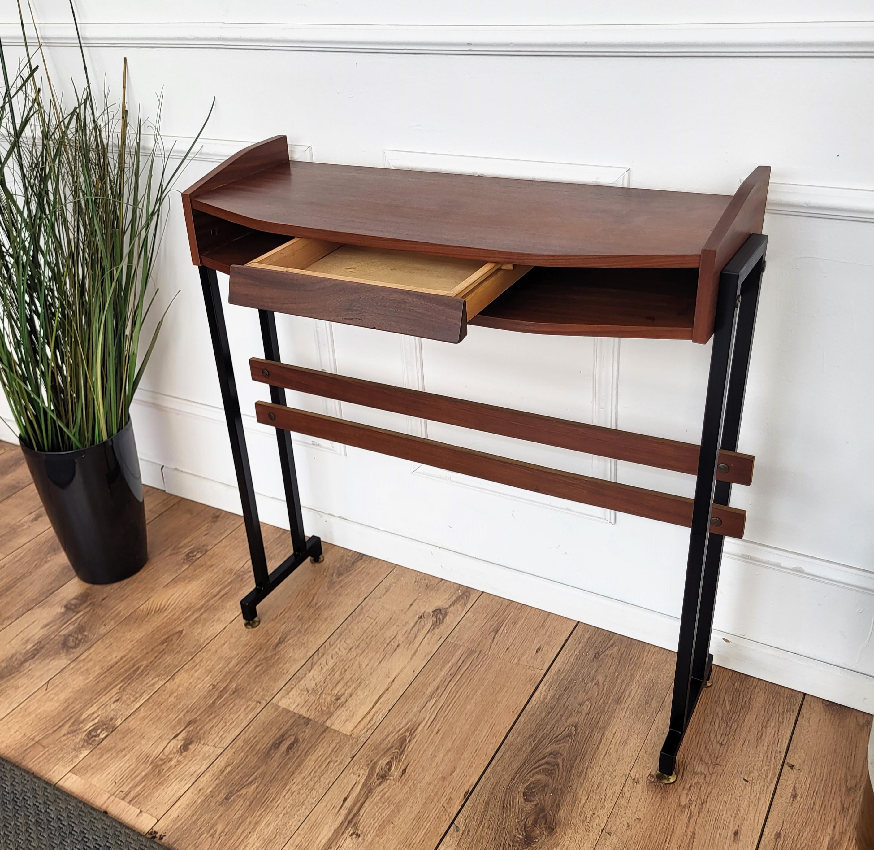 XX secolo Tavolo consolle in legno di teak con base in metallo e piedi in ottone, anni '50, metà del secolo scorso in vendita