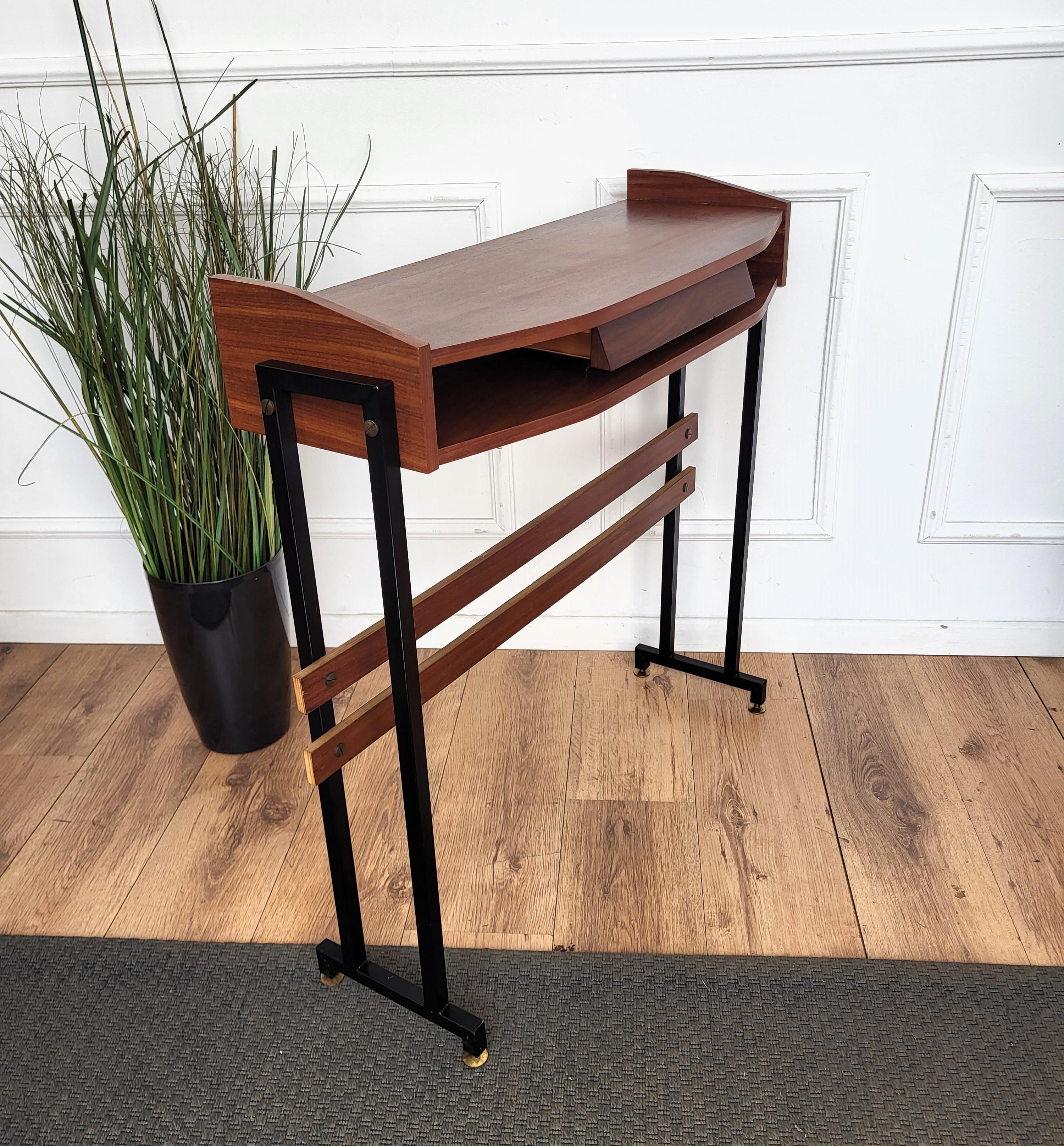 Metallo Tavolo consolle in legno di teak con base in metallo e piedi in ottone, anni '50, metà del secolo scorso in vendita