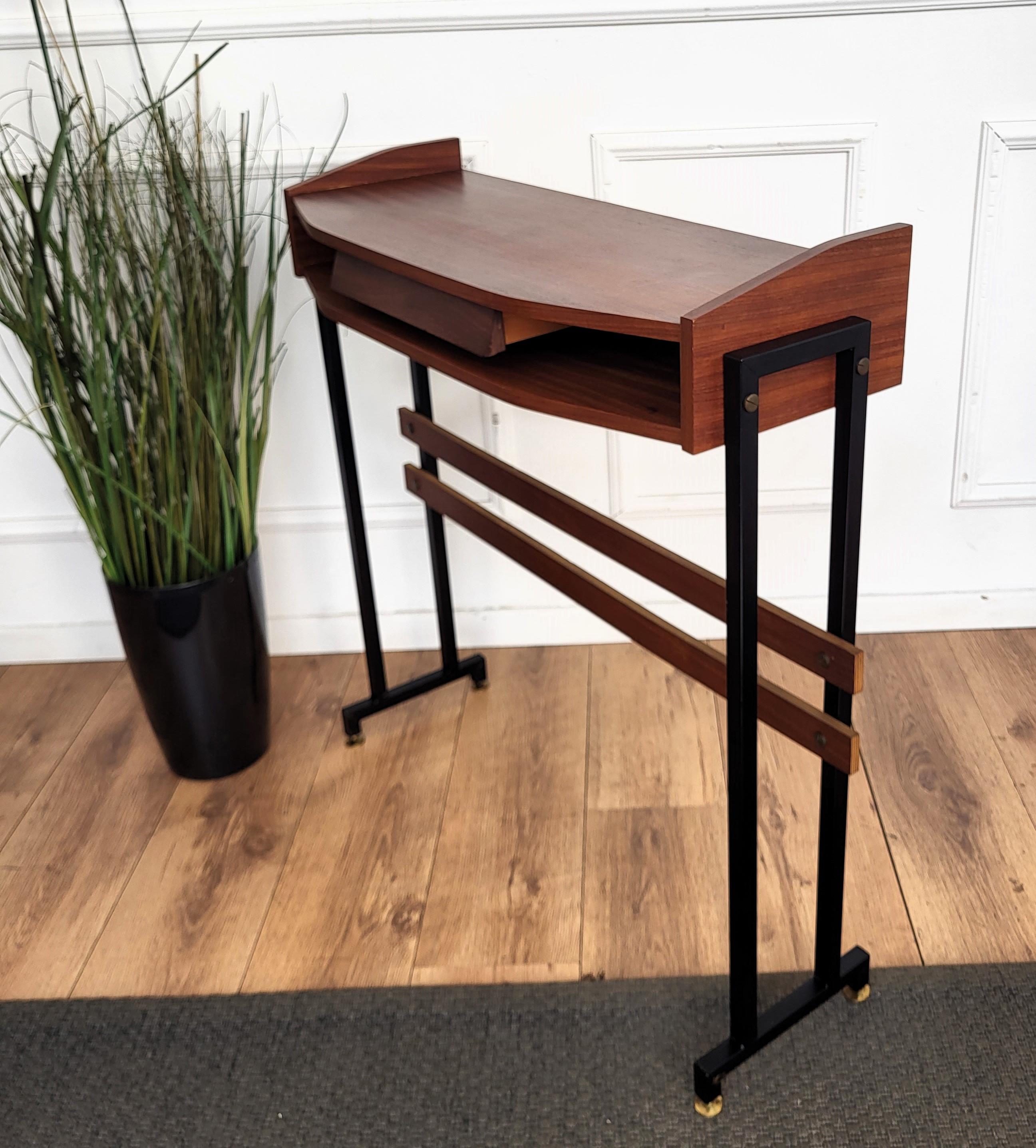 Tavolo consolle in legno di teak con base in metallo e piedi in ottone, anni '50, metà del secolo scorso in vendita 1