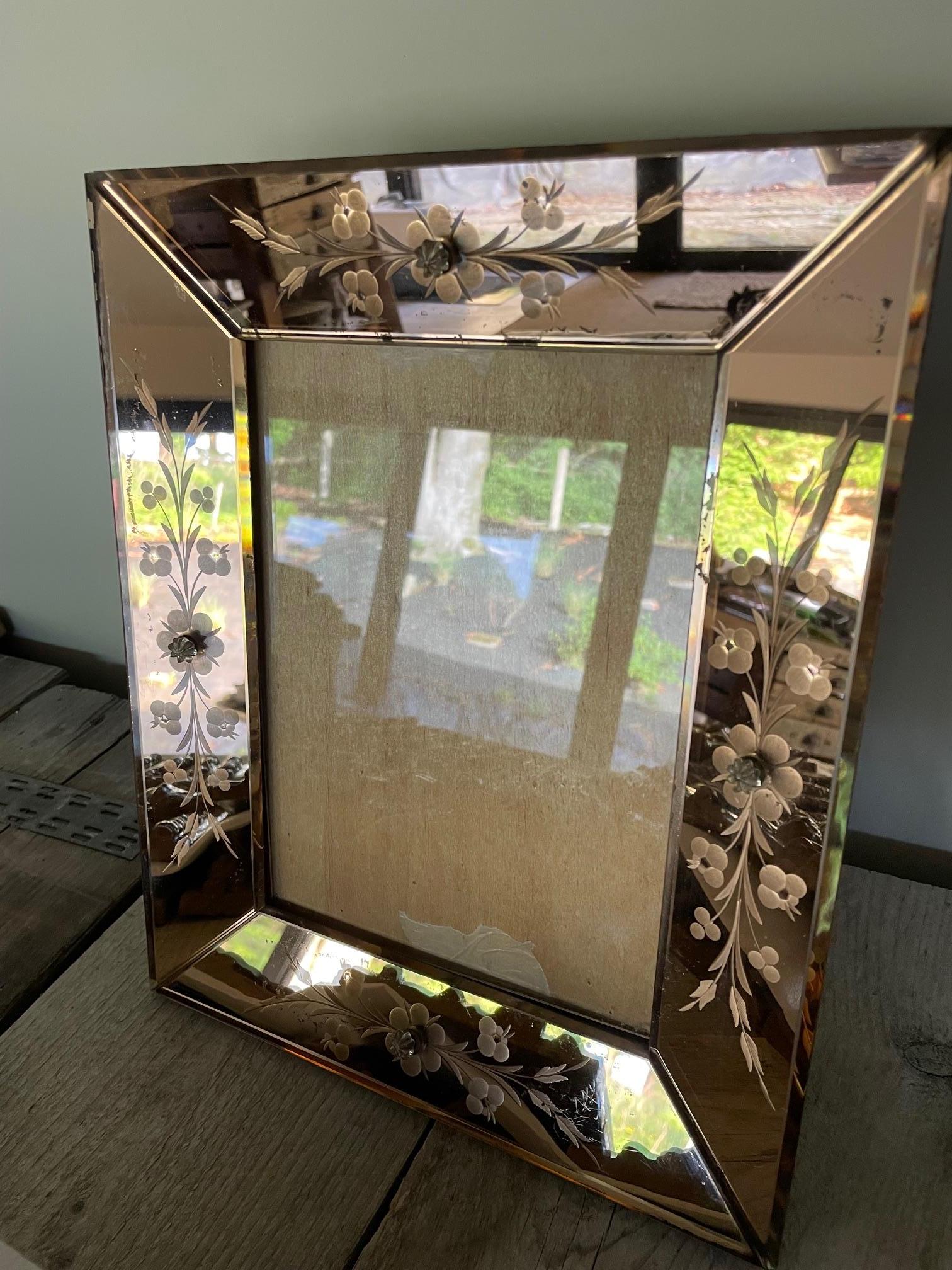 50's mirror photo frame with engraved flowers and glass buttons, salmon pink color.
photo dimensions are 17cm x 23cm high.