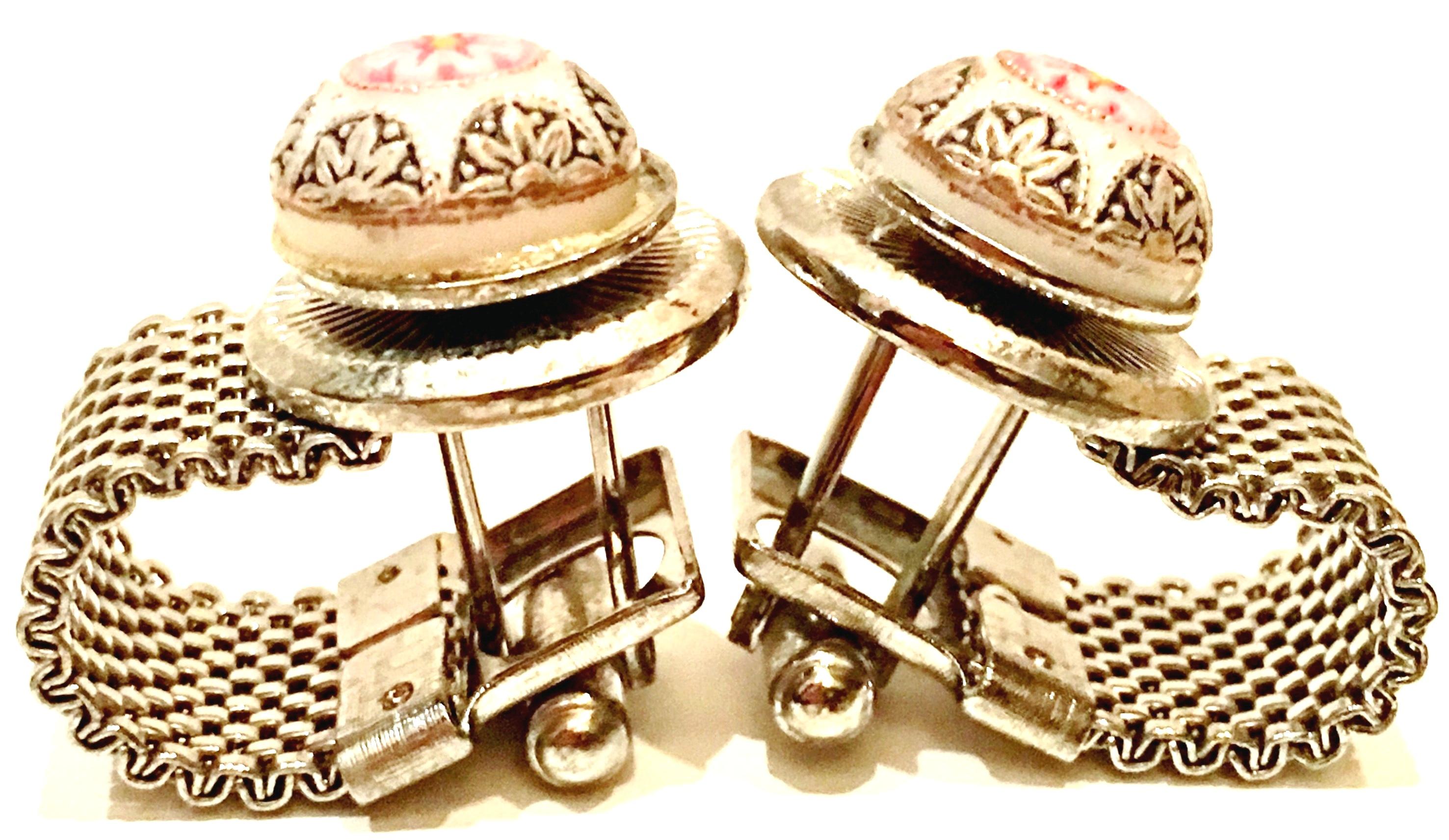 50'S Pair Of Silver Metal Mesh Carved & Stained Pearl Cufflinks In Good Condition In West Palm Beach, FL