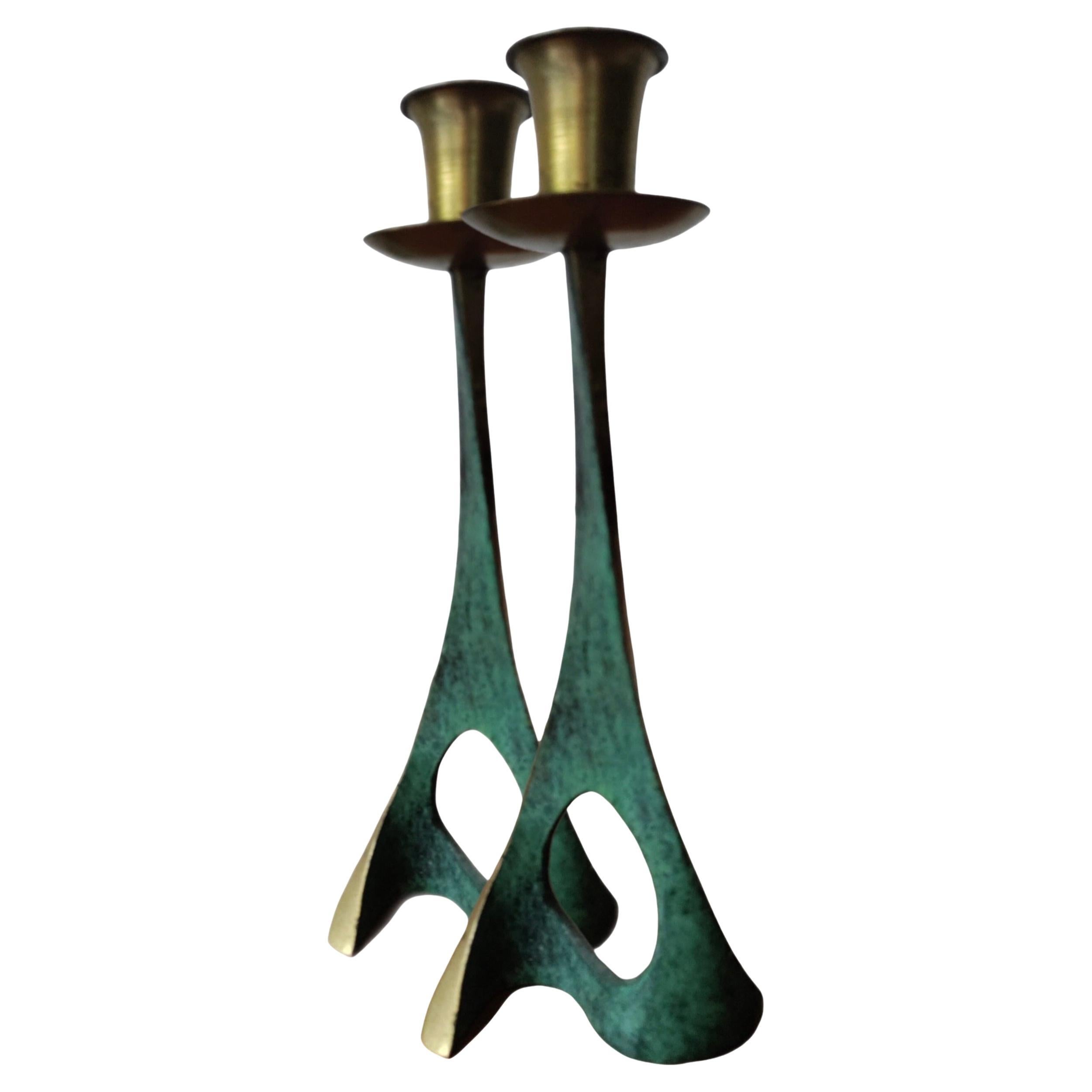 Coppia anni
50 di portacandele vintage Pal-Bell astratto modernista in ottone Verdigris Isra