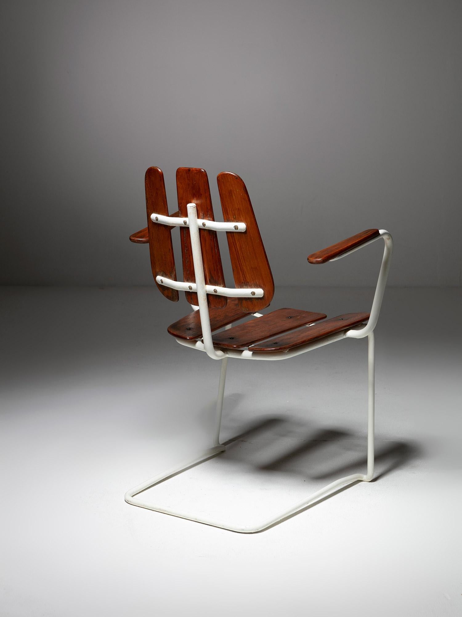 Italian White Metal Patio Armchair,  Wood Stripes, 1950s In Good Condition For Sale In Milan, IT