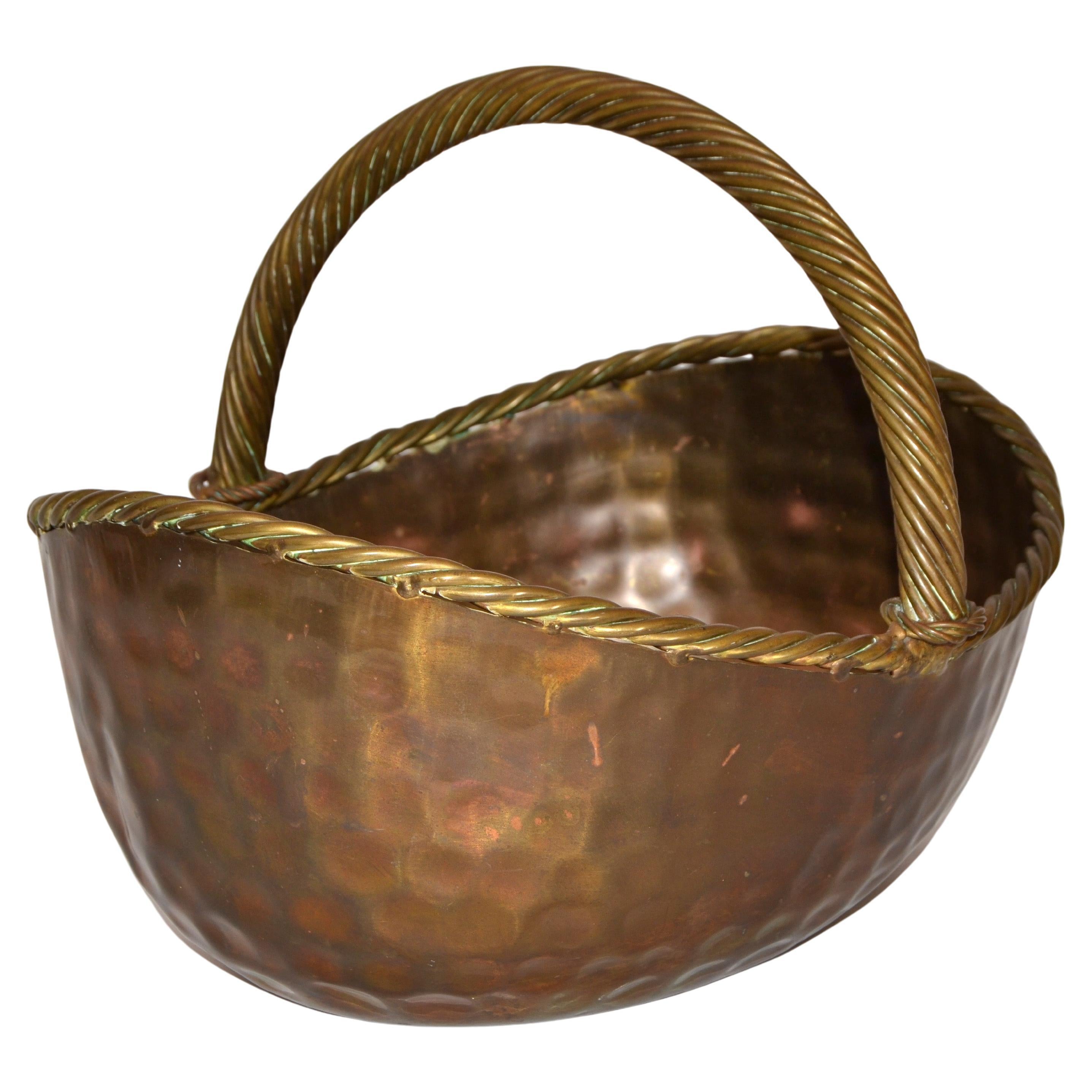 50s Ramon Ramirez Style Arts 
Crafts Heavy Brass Basket Planter Hammered Patina en venta