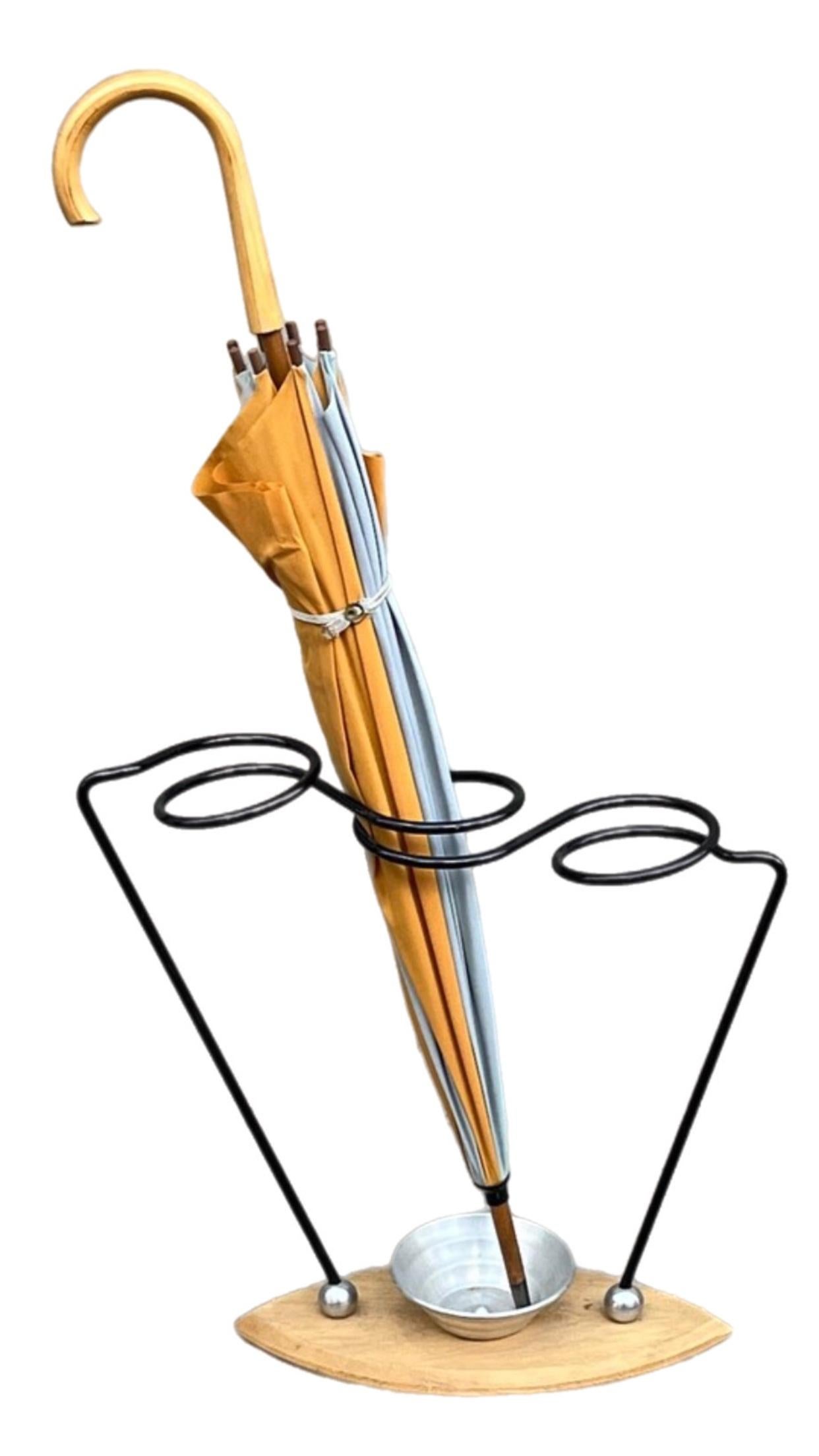 50s Rare Français Mid Century Modern Carl Aubock insp Minimalist Umbrella Holder 

Porte-parapluies exquis, minimaliste et sculptural de style français Carl Aubock du milieu du siècle dernier 

C'est l'un des stands de parapluie les plus élégants et