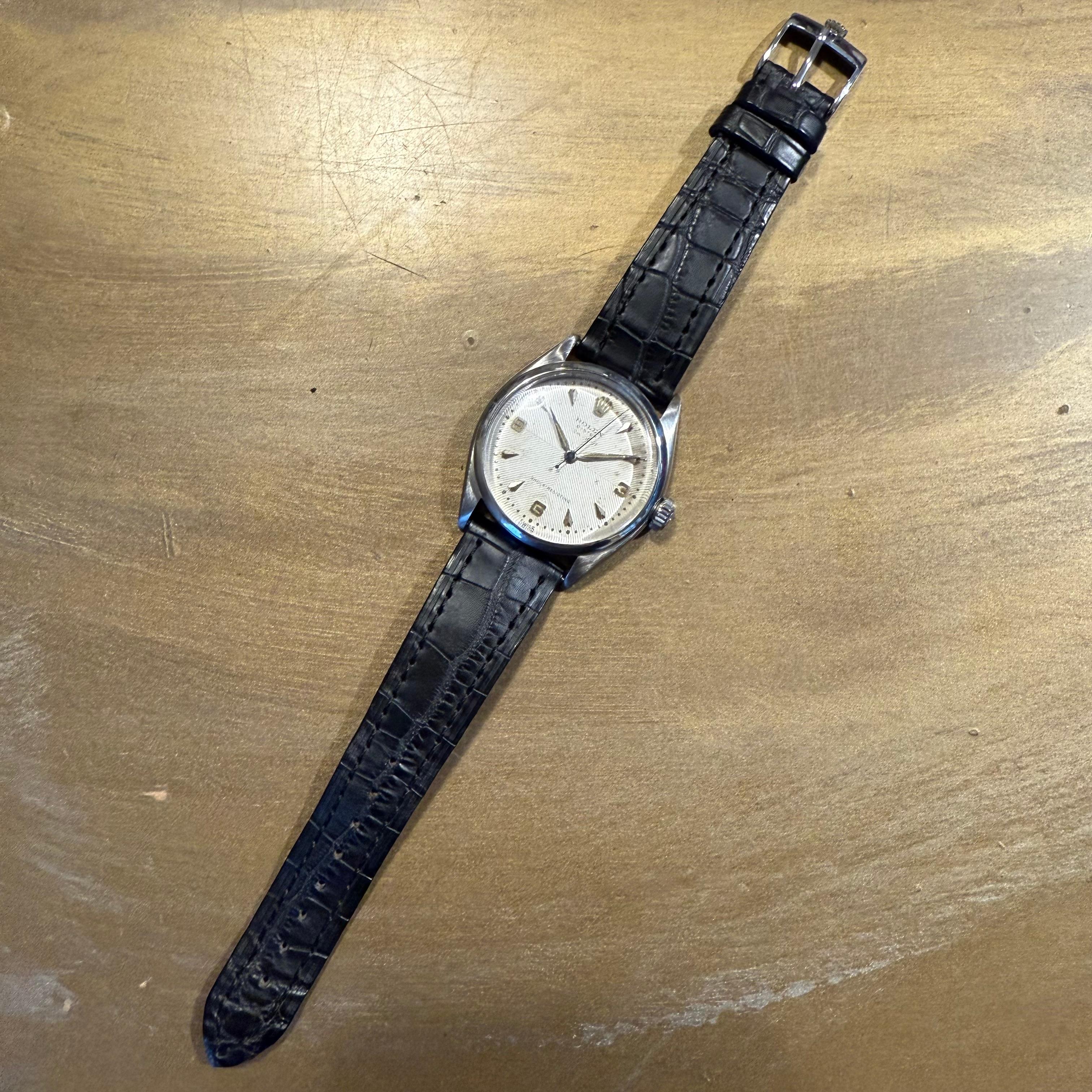 Raro Rolex Oyster resistente agli urti 
Rif. 6484
Movimento manuale
Periodo: 50's
Cassa mm 34
Acciaio inossidabile
Chiusura originale Rolex in acciaio inox
Cinturino in pelle stampata cocco senza marchio (lunghezza 16,5 cm)
Il quadrante mostra i