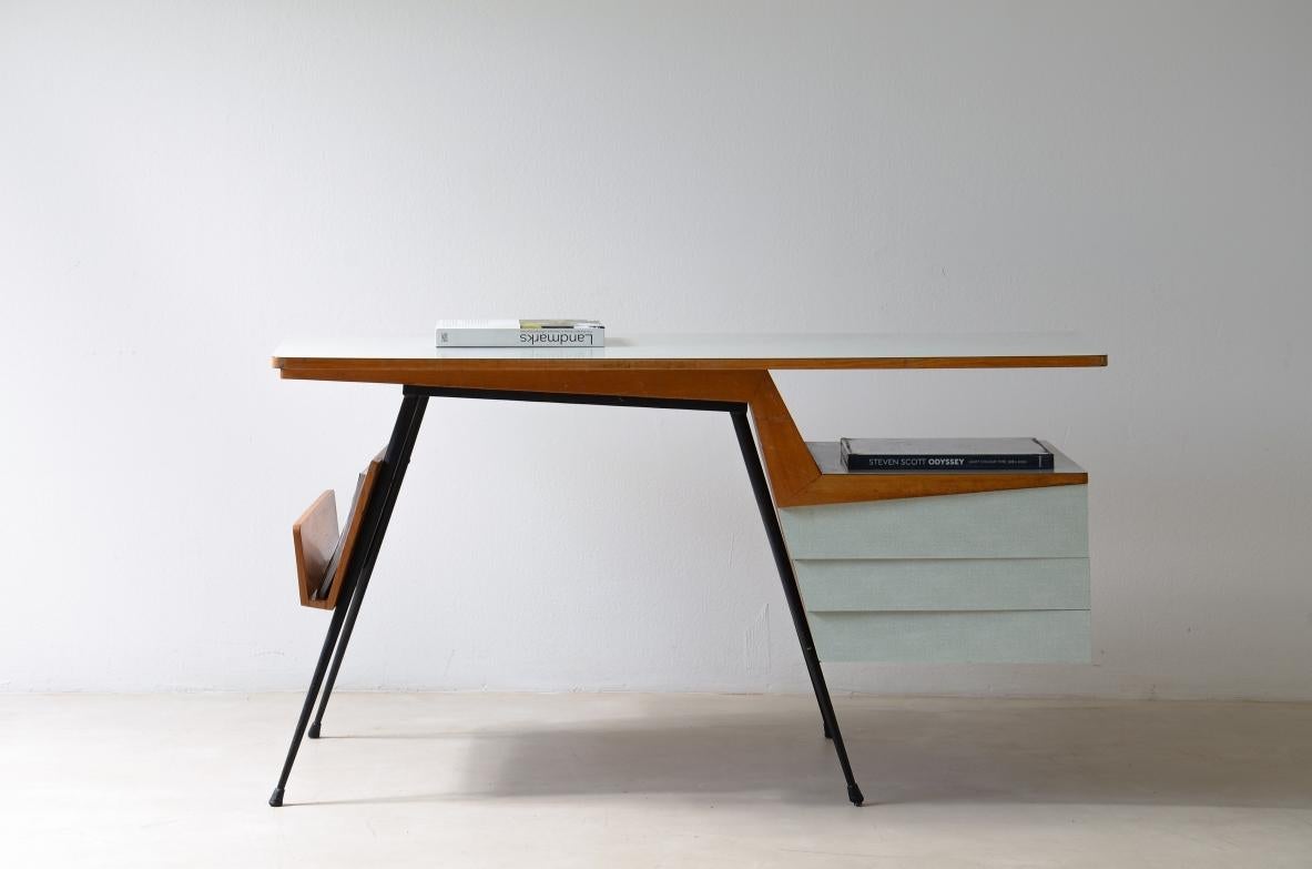 
COD-2741
Rara scrivania in stile razionalista in metallo e legno con piani e cassetti rivestiti in metacrilato in perfette condizioni originali.

Fabbricazione italiana 1950.

135 x 65 h 76 cm