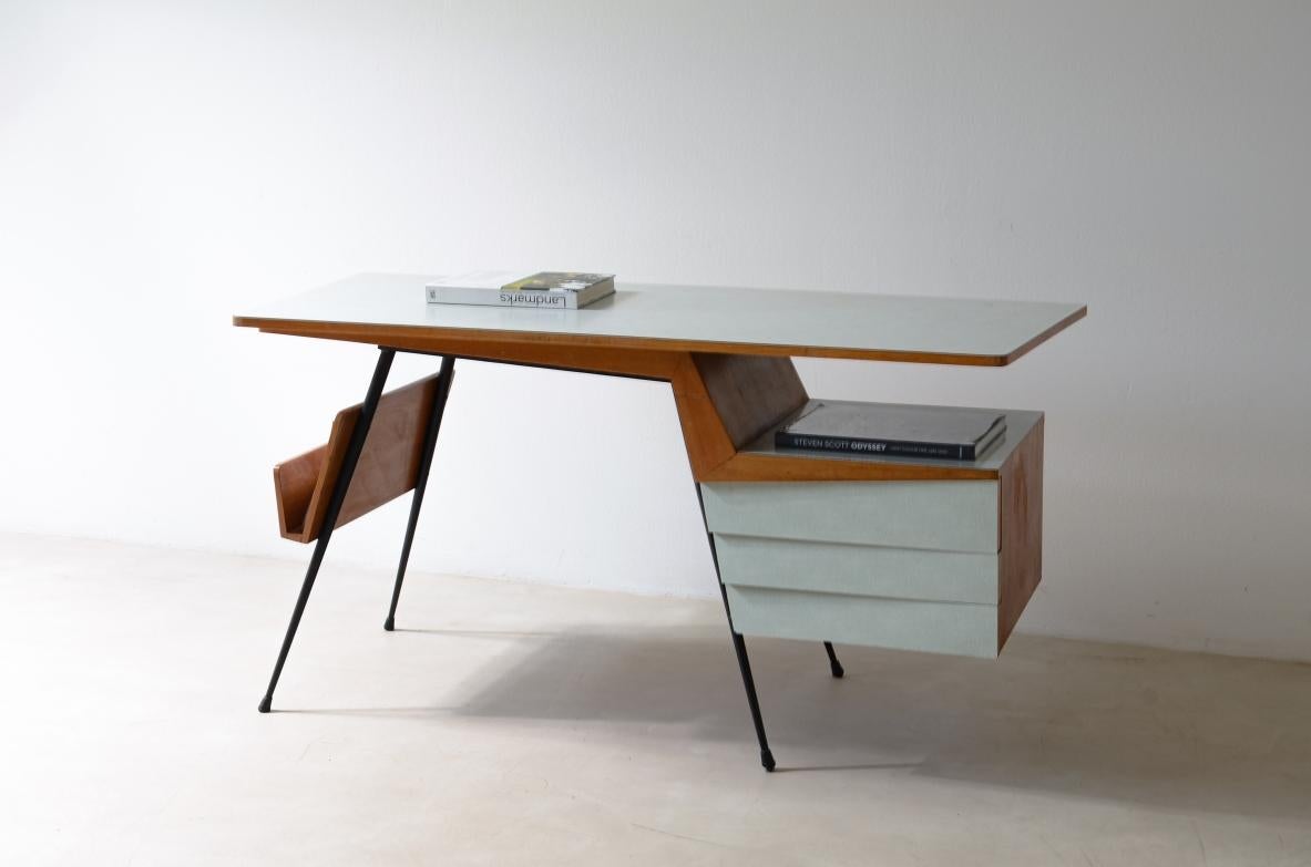 Mid-Century moderno Scrivania in stile razionalista anni '50 in metallo e legno con piani rivestiti in metacrilato in vendita