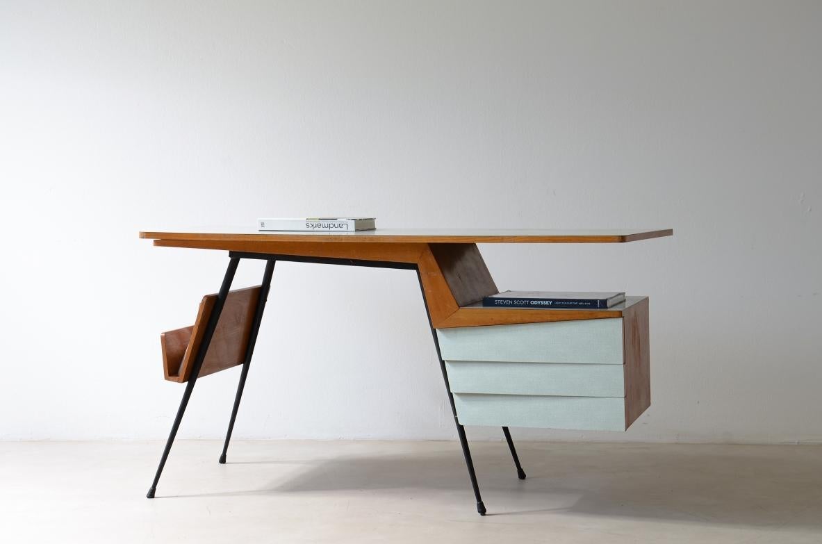 Italiano Scrivania in stile razionalista anni '50 in metallo e legno con piani rivestiti in metacrilato in vendita