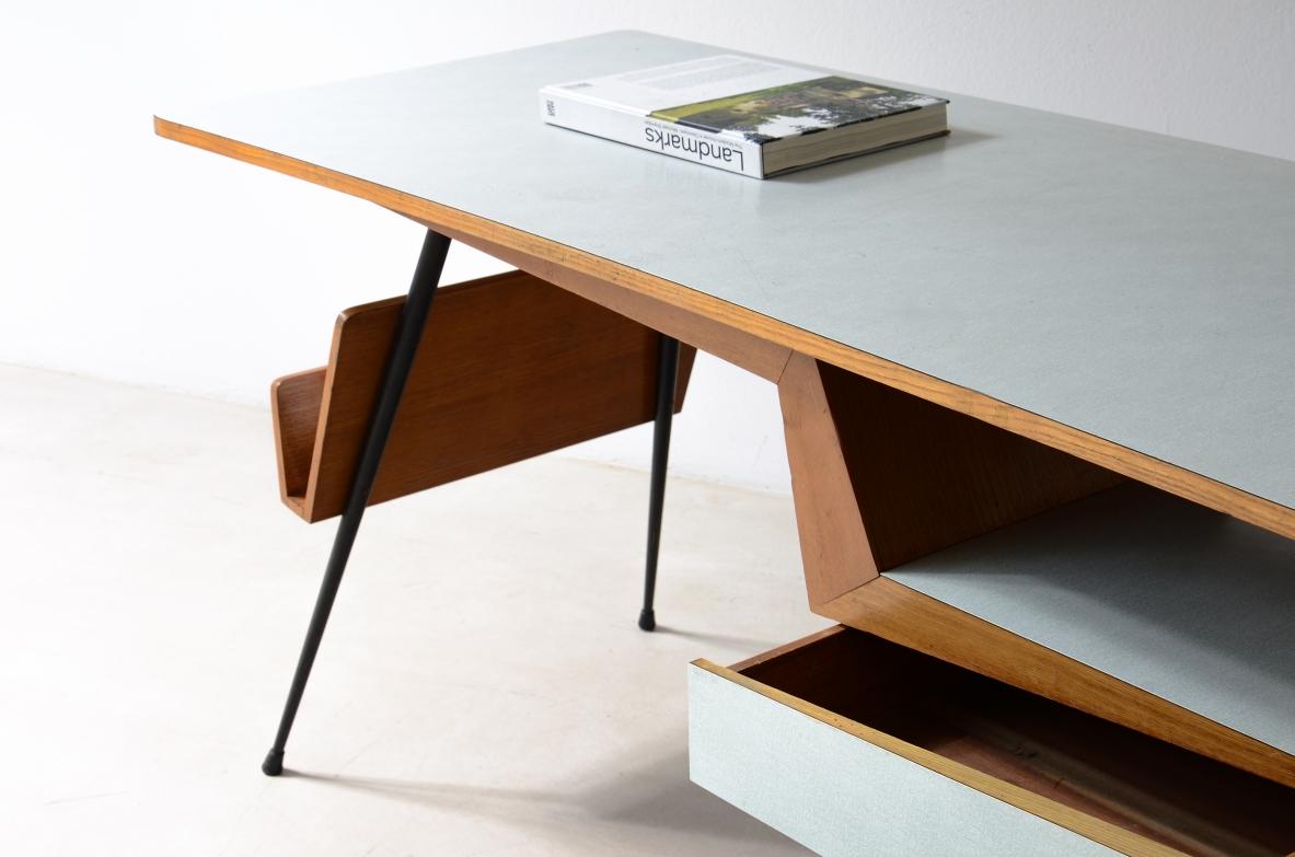 Scrivania in stile razionalista anni '50 in metallo e legno con piani rivestiti in metacrilato In condizioni ottime in vendita a Milano, IT